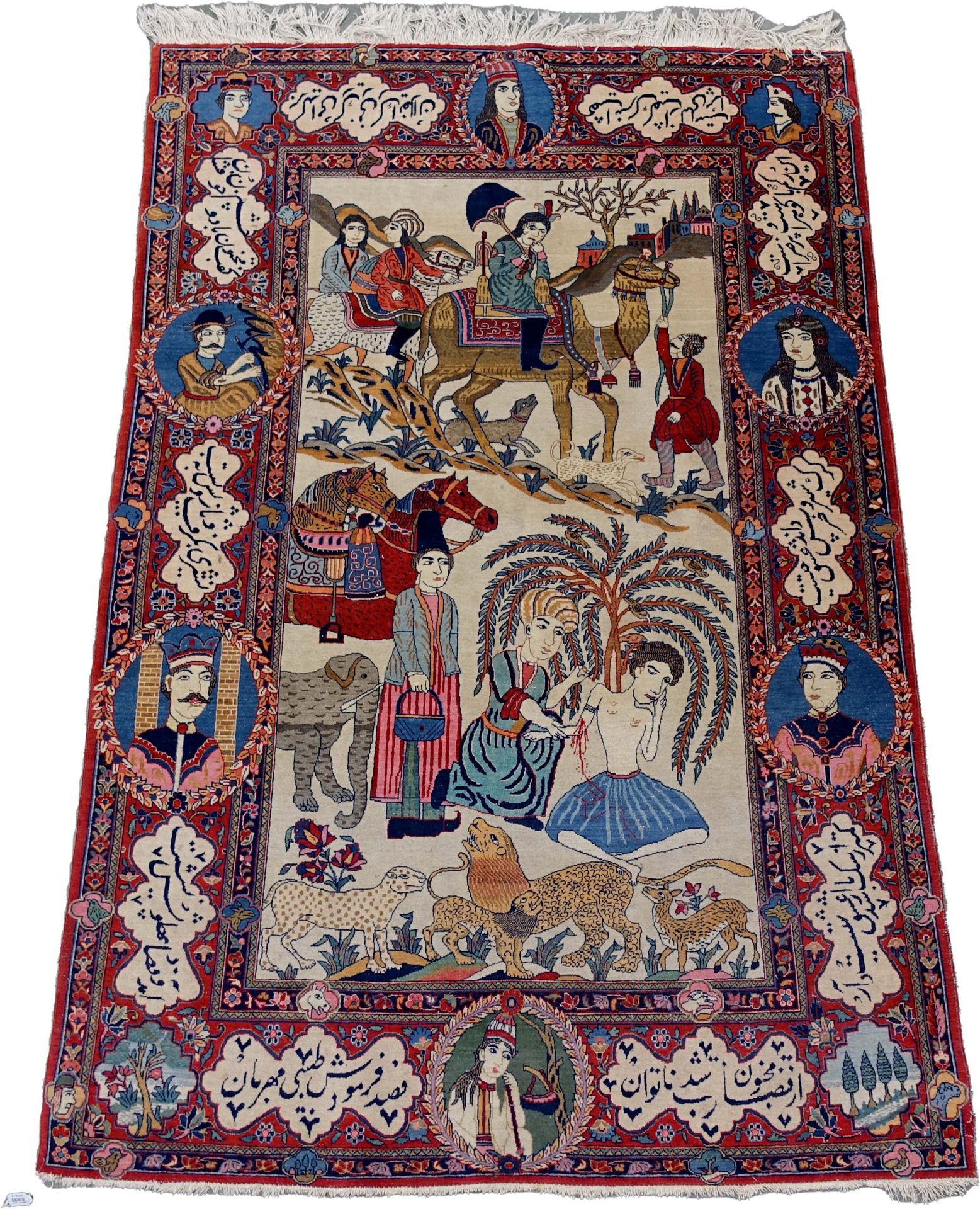 Rare Carpette figurative Kashan - “Majnoun et Leila“. Décor animé de personnages&hellip;