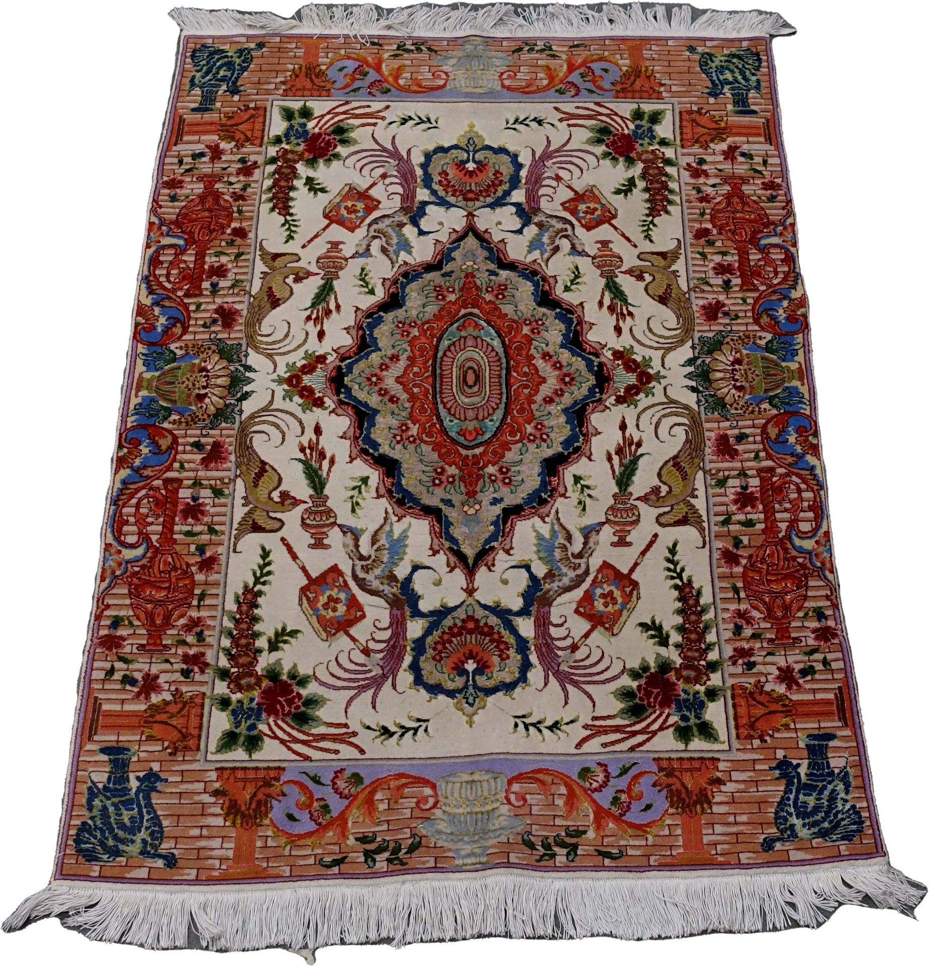 Carpette Ispahan. Der elfenbeinfarbene Hintergrund zeigt ein polylobiertes Medai&hellip;