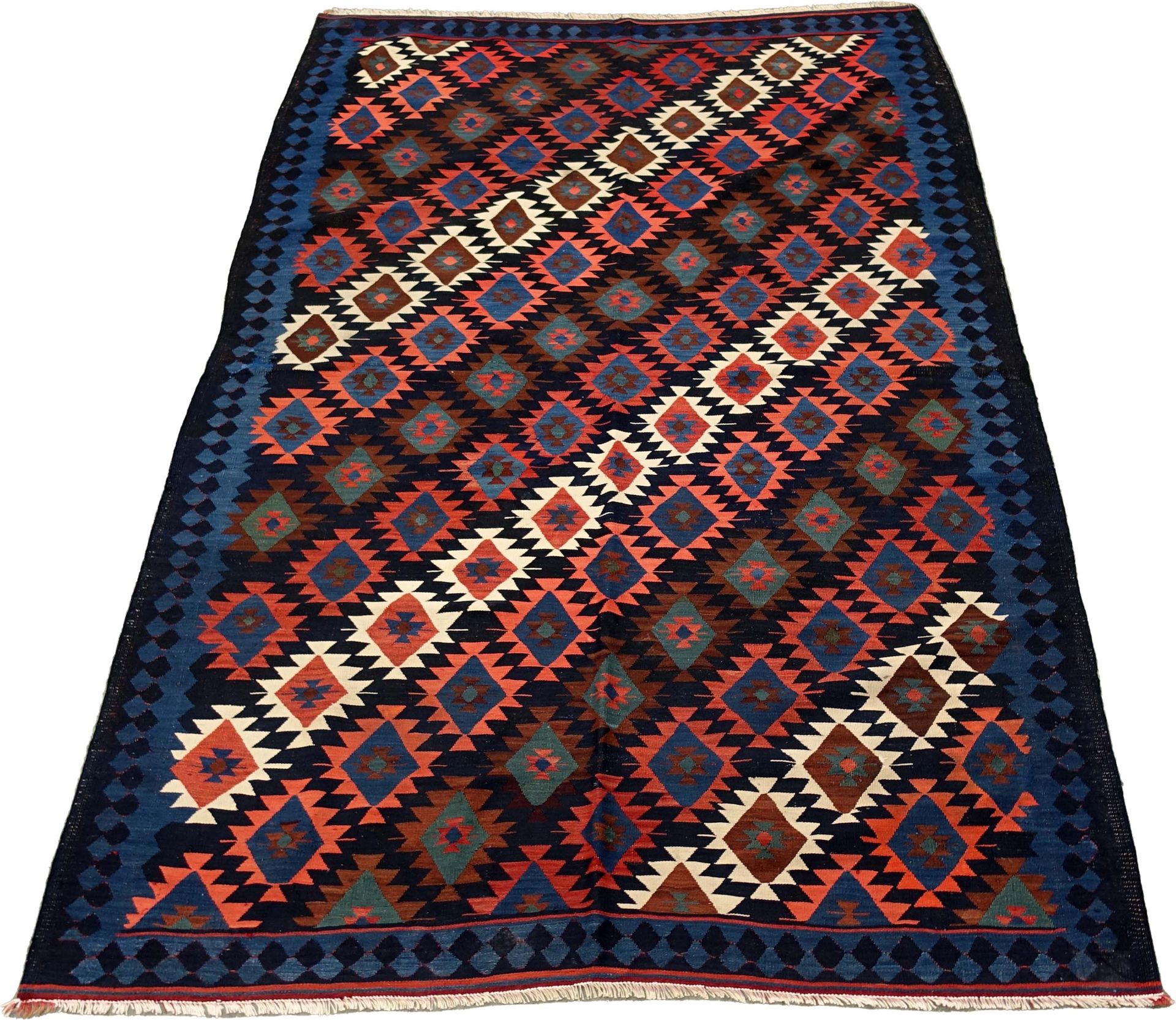 Tapis Kilim-Caucase. 黑色的背景上交叉着几何和多色的奖章带。小蓝边。尺寸：271 x 174厘米。