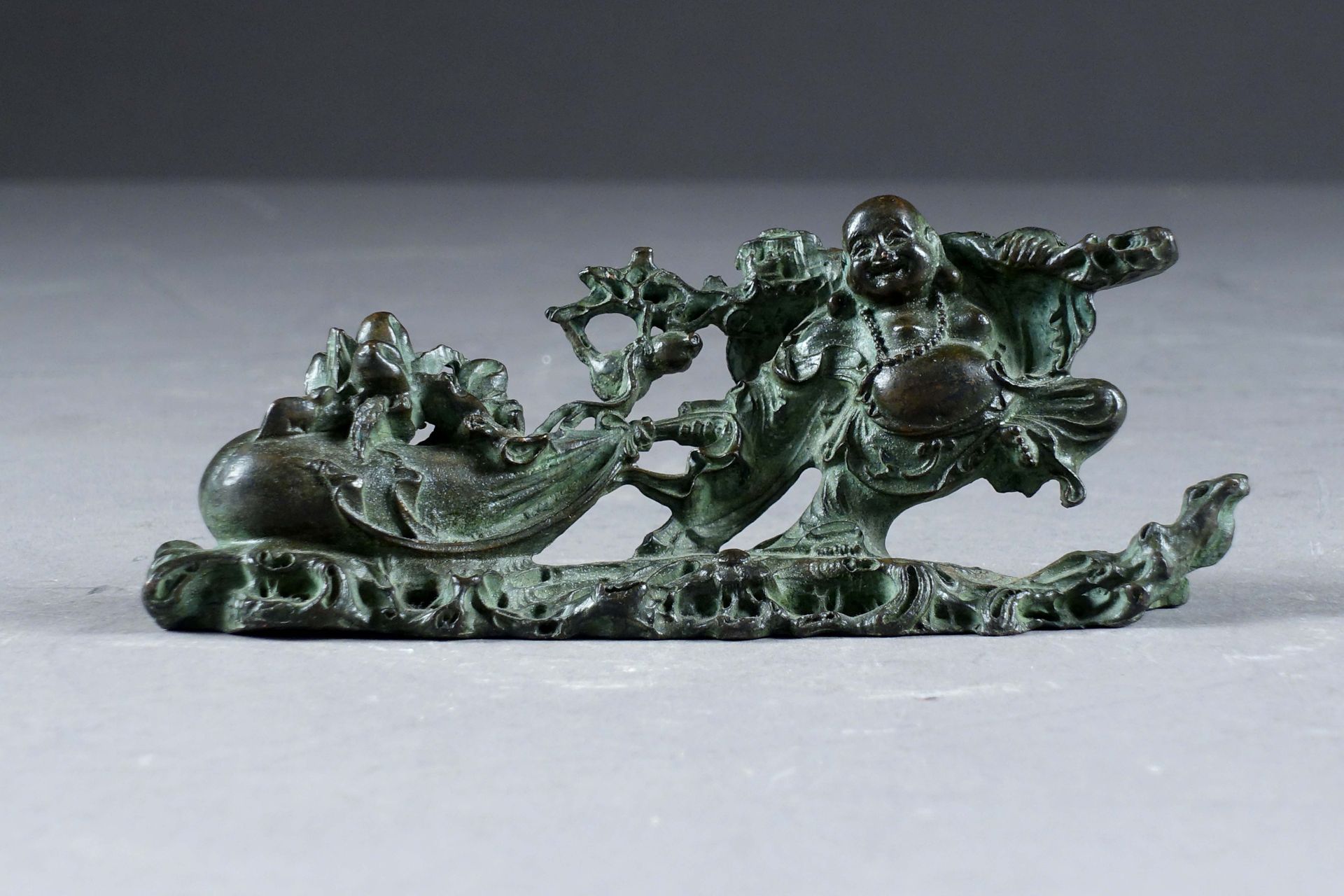 Milefo tirant son baluchon. Exemplar aus patinierter Bronze. China. 20. Jahrhund&hellip;