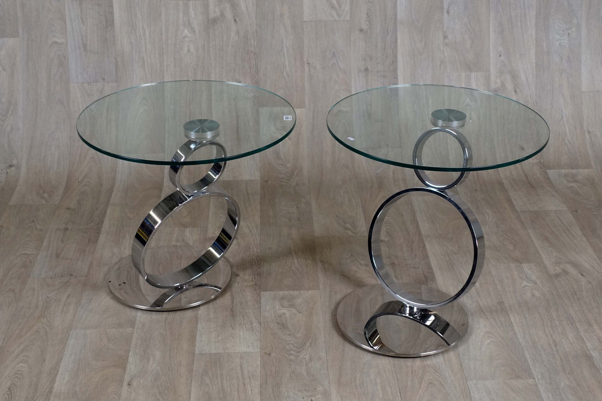 Paire de Tables d’Appoint. 在一个双圆镀铬金属结构上有圆形架子。当代工作。尺寸：54 x 55 x 55厘米。