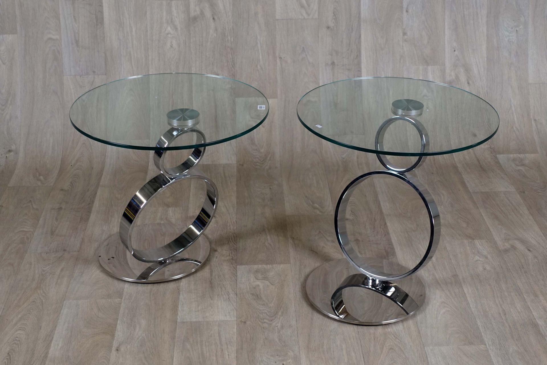 Paire de Tables d’Appoint. Con estantes circulares sobre una estructura metálica&hellip;