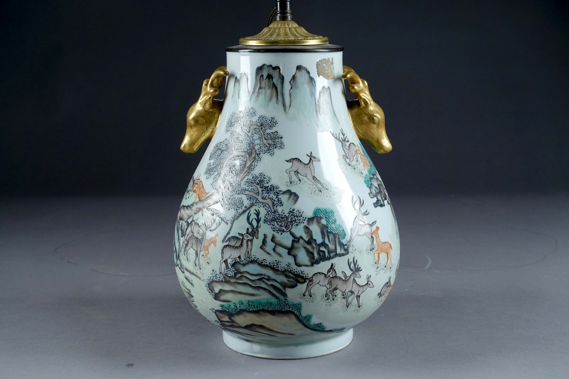 Vase de forme Hu. 封面上的装饰品名为 "100只鹿"，是一个有树木的山地景观。带鹿头的手柄。中国的多色瓷器。20世纪。安装成一盏灯。花瓶的高度&hellip;