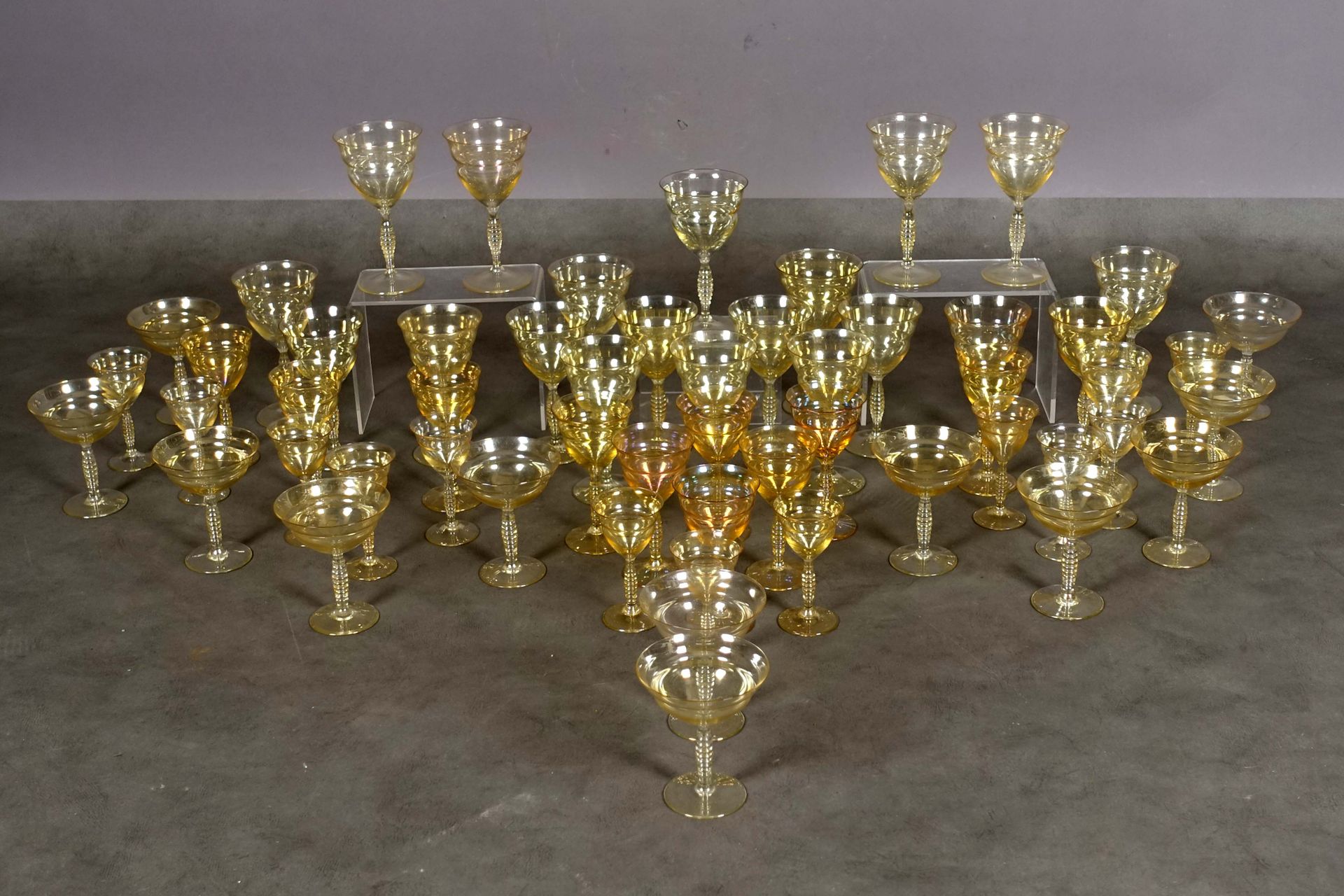 Leerdam. 装饰艺术的玻璃套装。它展示了12个香槟杯，9个大水杯，11个大红葡萄酒杯，11个白葡萄酒杯和12个小波特酒或利口酒杯。圆脚。螺旋形腿。有光泽的&hellip;