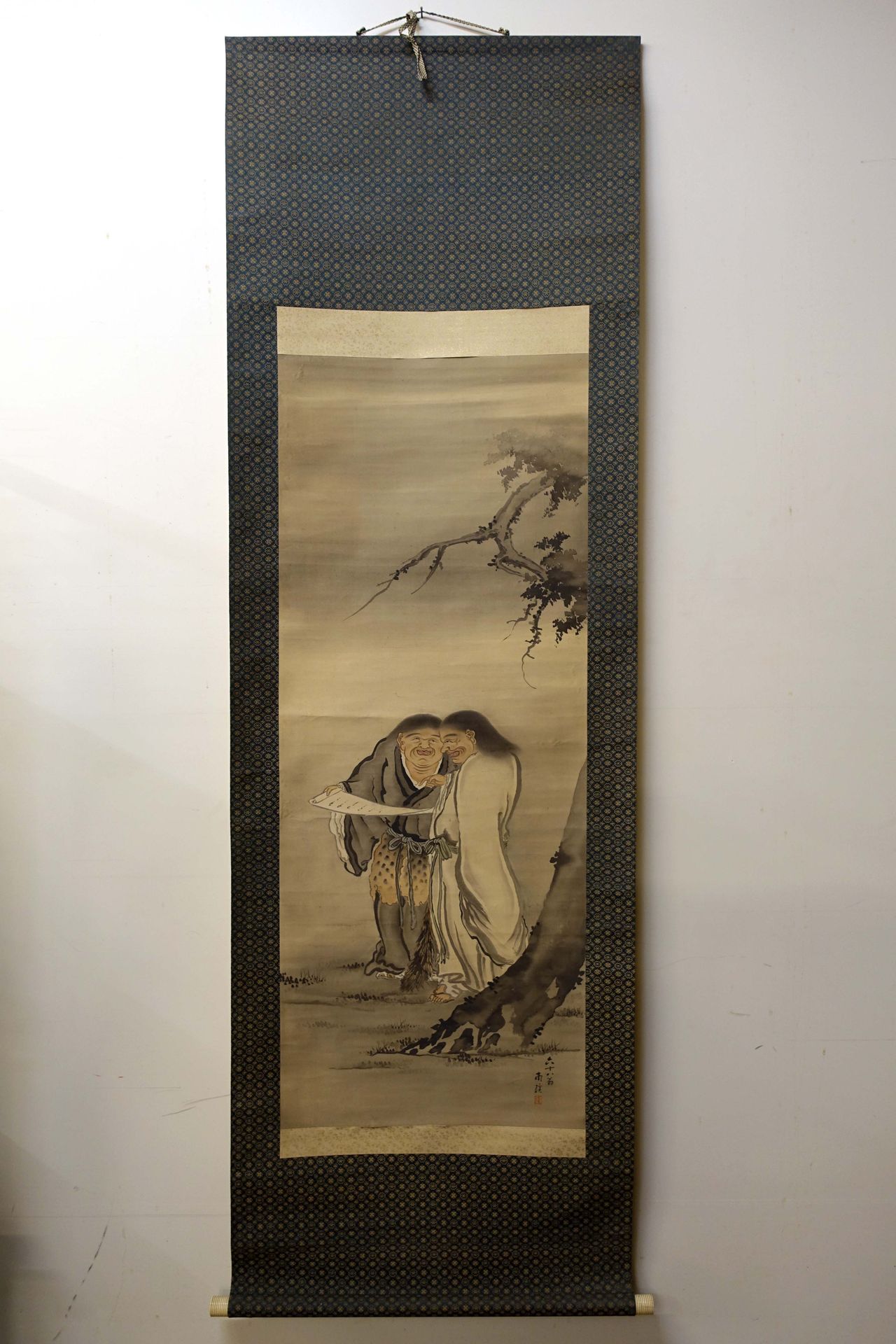 Ecole japonaise - Période Meiji. 关山和吉特克。Kakemono。水粉画在丝绸上，右下方有签名。尺寸：123 x 49厘米。带边&hellip;