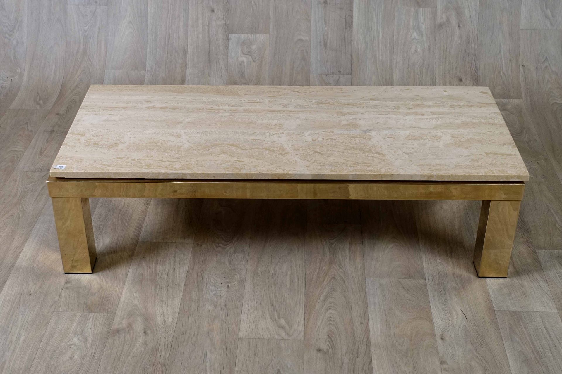 Table de Salon. 桌面由米色大理石制成，放在一个带有直腿的镀铬金属底座上。20世纪的作品。