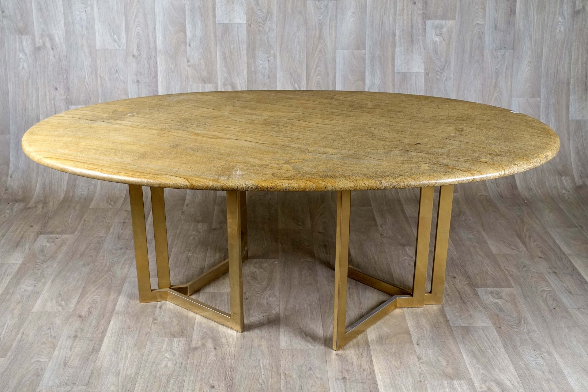 Table vintage. 椭圆形，有一个双层镀金的金属底座。重建的石头。70年代的作品。状况良好。尺寸：73 x 199 x 110厘米。