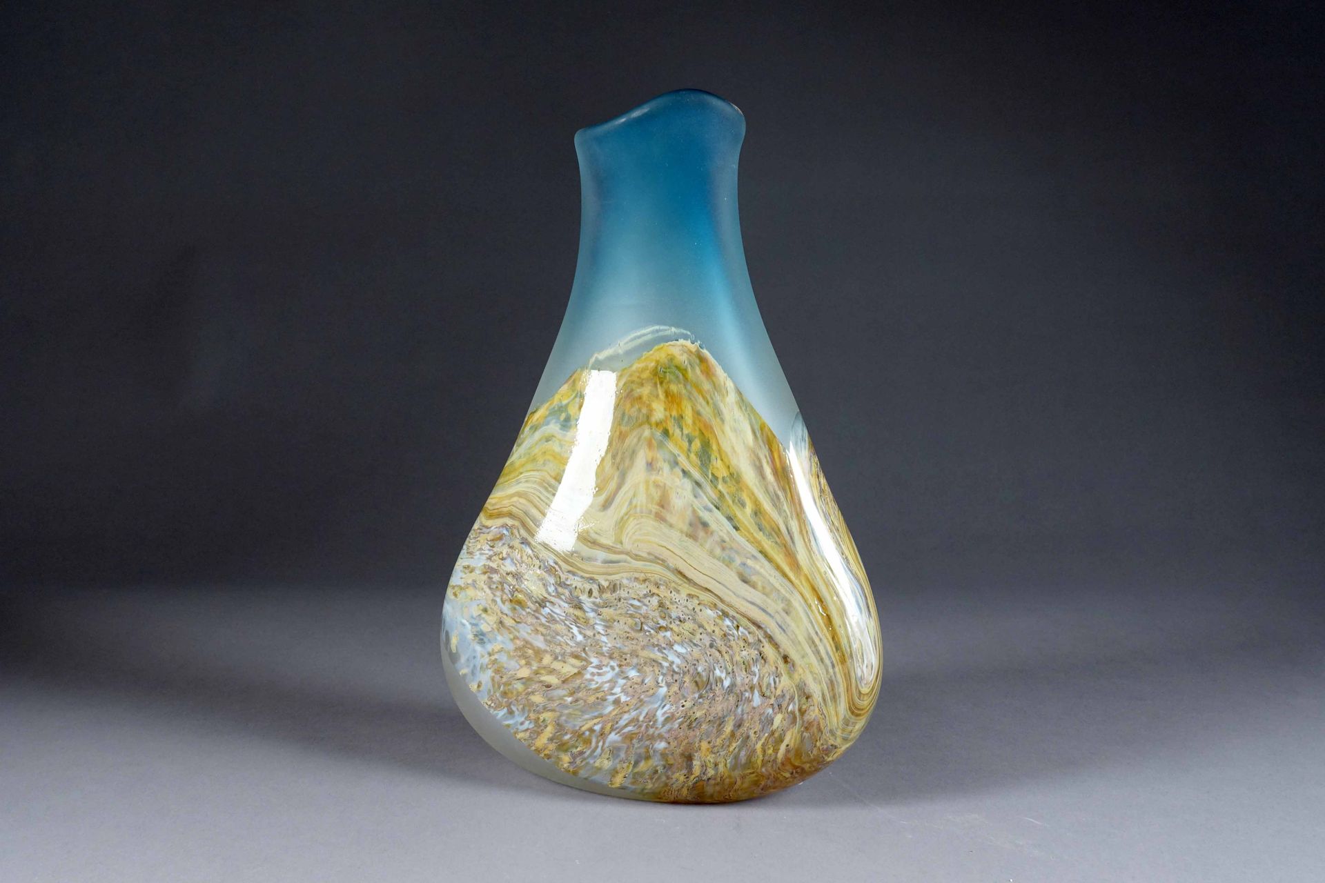 Alfred Collard (maître verrier né à Seraing en 1931). 大型海盗型花瓶，采用半透明和大理石花纹玻璃，有蓝色渐&hellip;