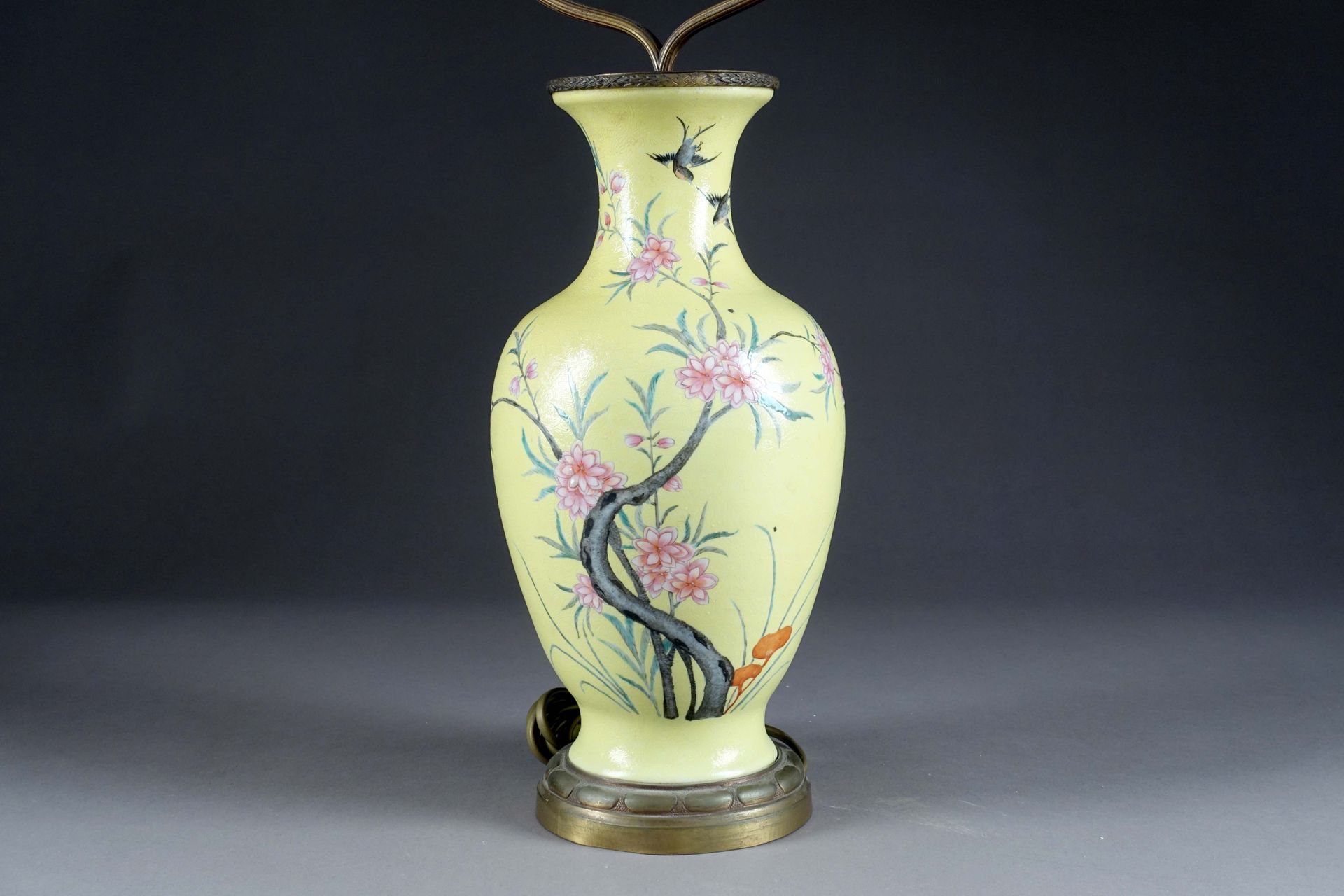 Vase balustre. Porcelana china de la familia rosa con esmalte amarillo "Sgrafitt&hellip;