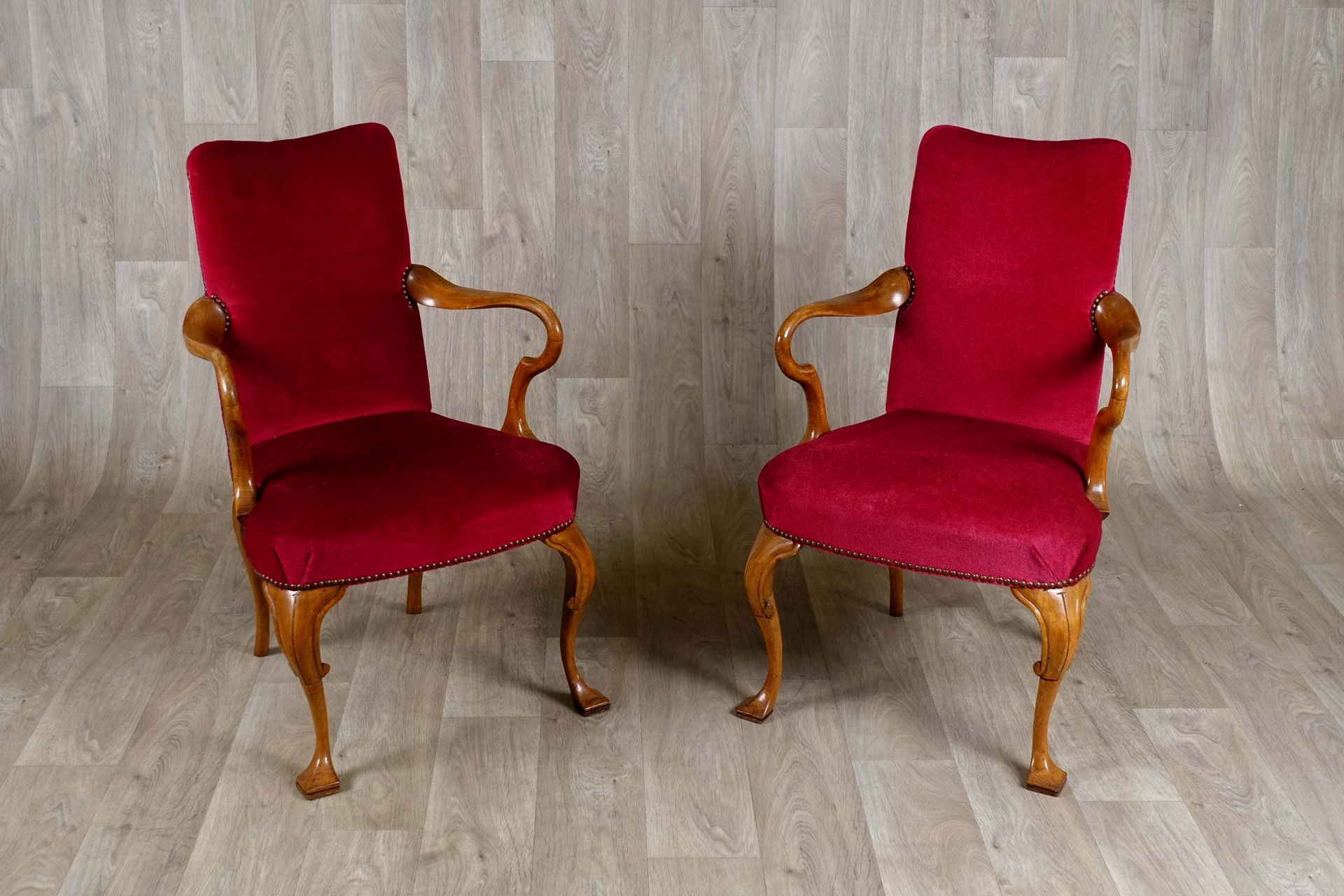 Paire de Fauteuils de Style Queen Anne. Strongly curved armrests. Cambered legs &hellip;