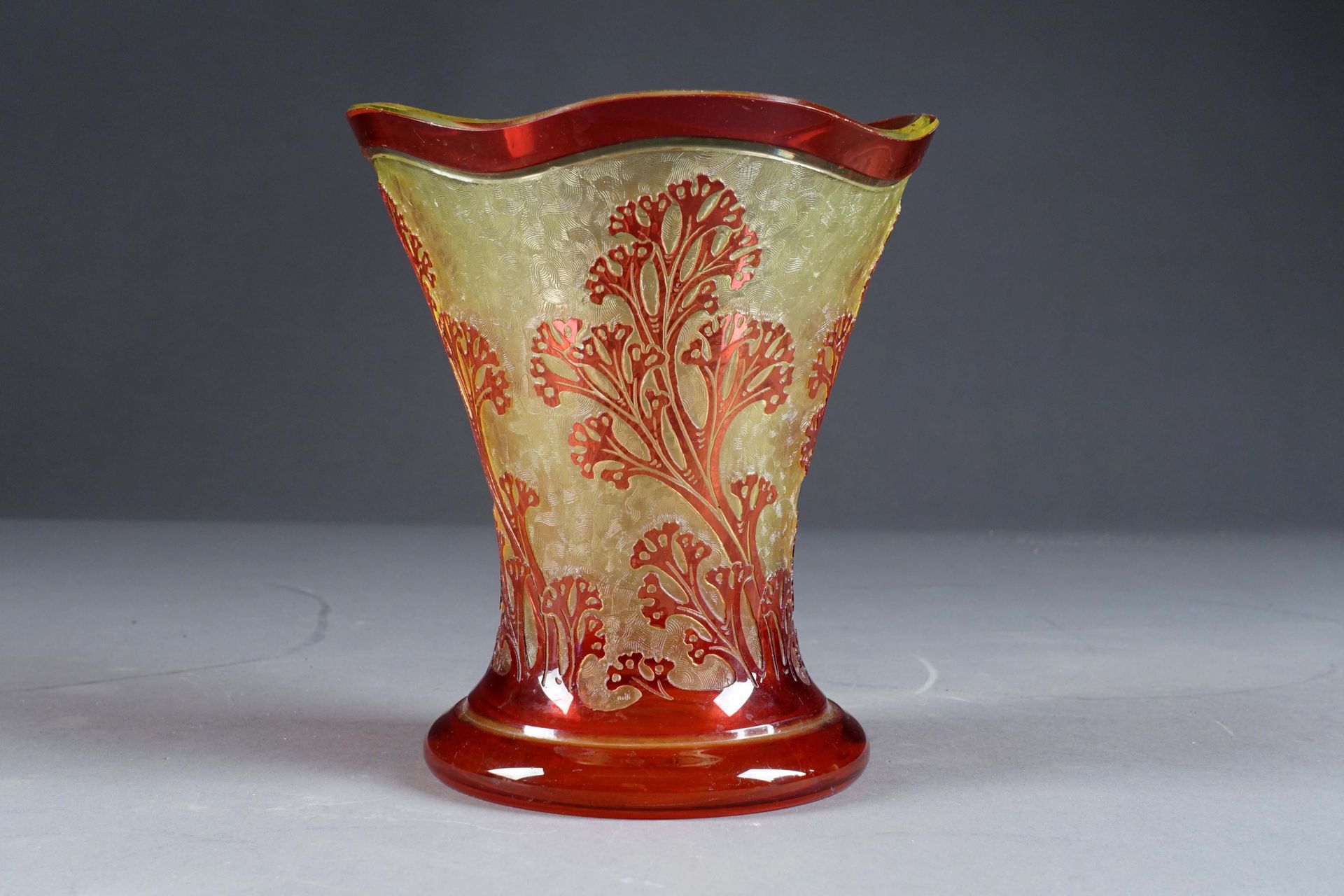 Val-Saint-Lambert, sur une création de Léon Ledru. 一个罕见的 "Algues "花瓶（约1897年），有一个&hellip;