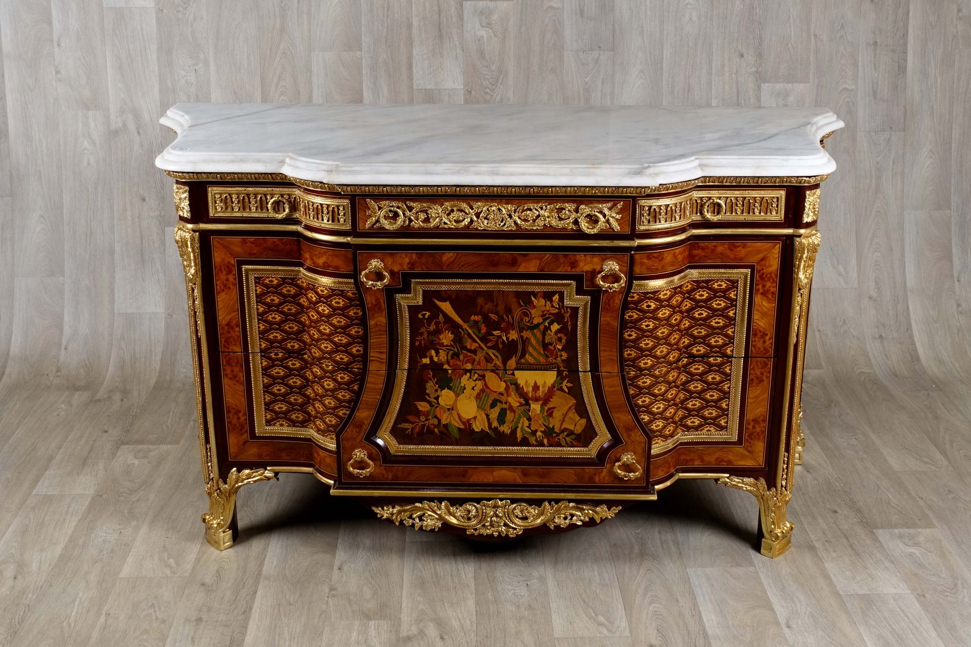 Grande Commode. Con un saliente central y decoración incrustada de bibelots y at&hellip;