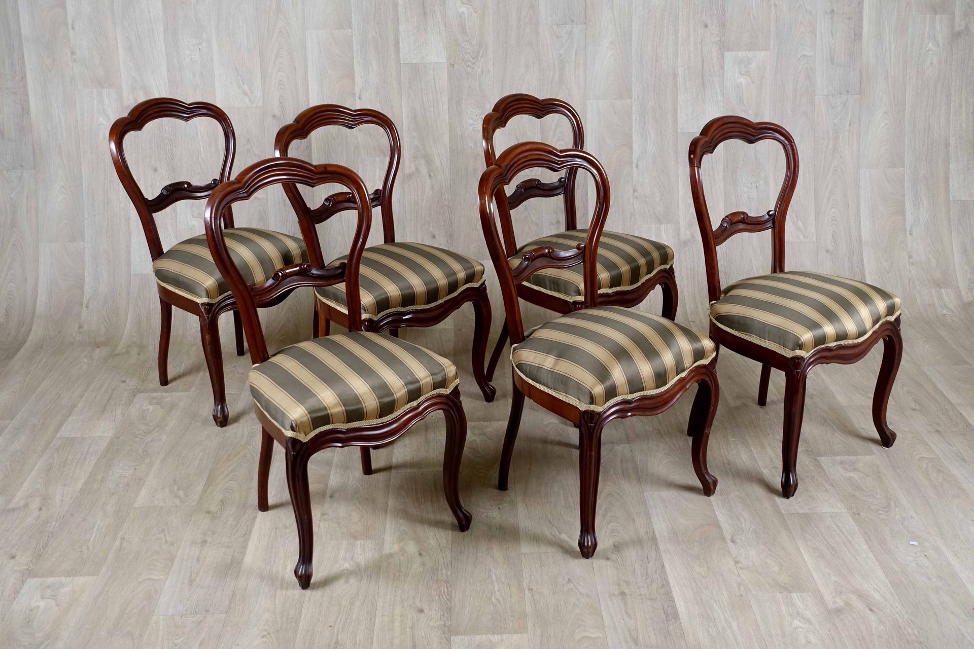 Suite de six chaises. Dossiers cintrés et assises garnies de soie jaune et verte&hellip;