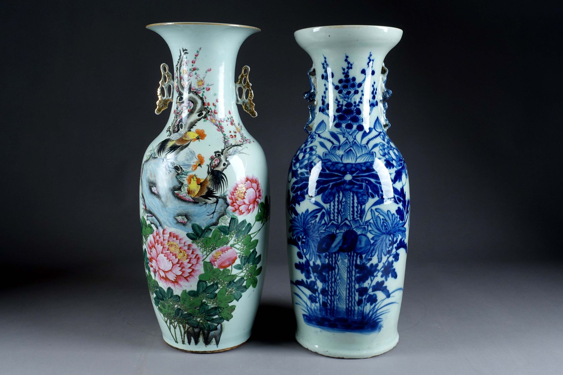 Chine du début du XXe siècle. 两个大花瓶。一个有蓝色珐琅彩装饰（底部有头发），另一个有釉上彩装饰，有三只公鸡在开满牡丹的石头上，有&hellip;