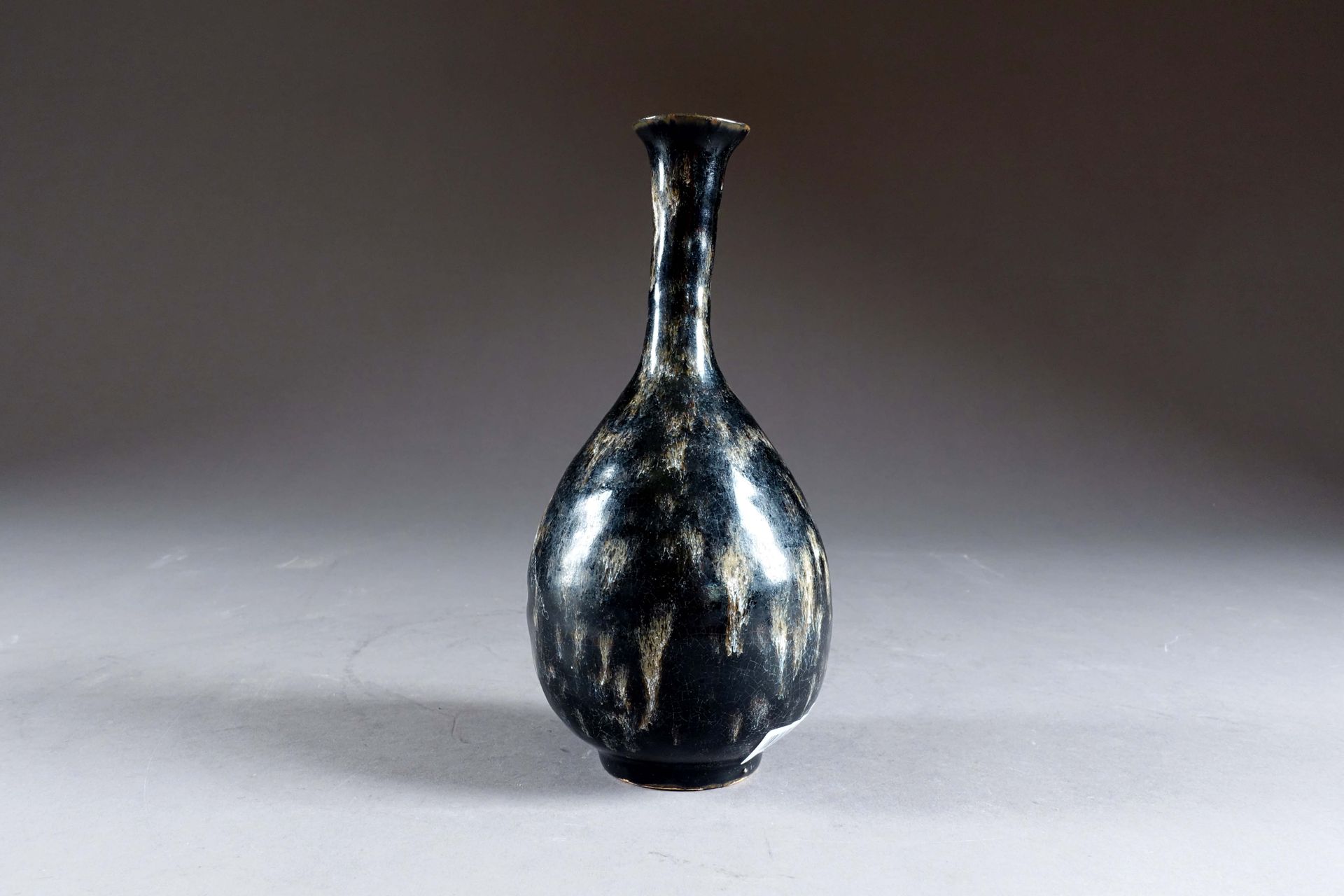Jizhou. 覆盖着黑色大理石花纹釉的陶瓷瓶花瓶。中国。宋(?)。高度：23厘米。