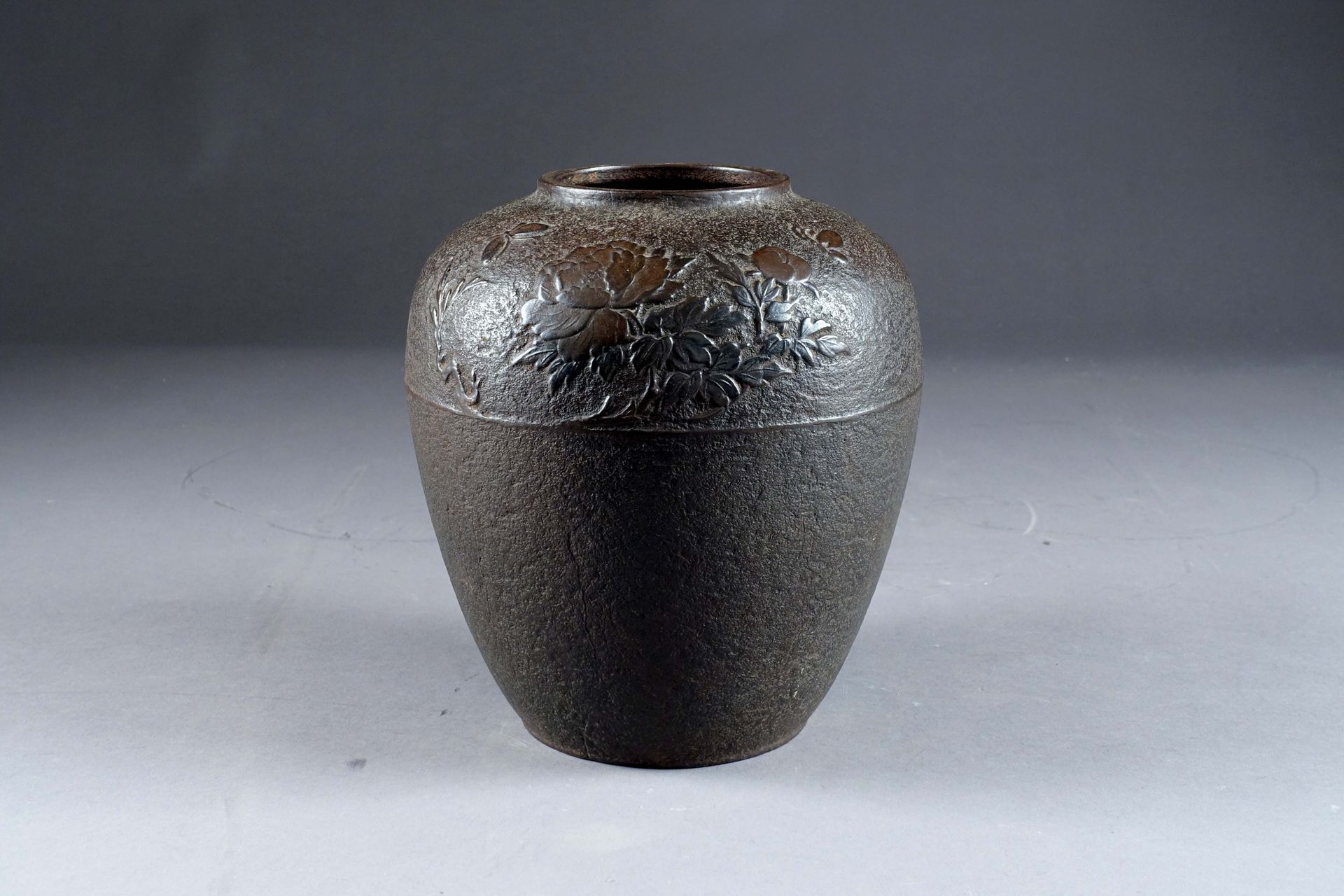 Vase ovoïde. Fonte de fer (Nanbu Tekki) texturée. La partie supérieure décorée d&hellip;