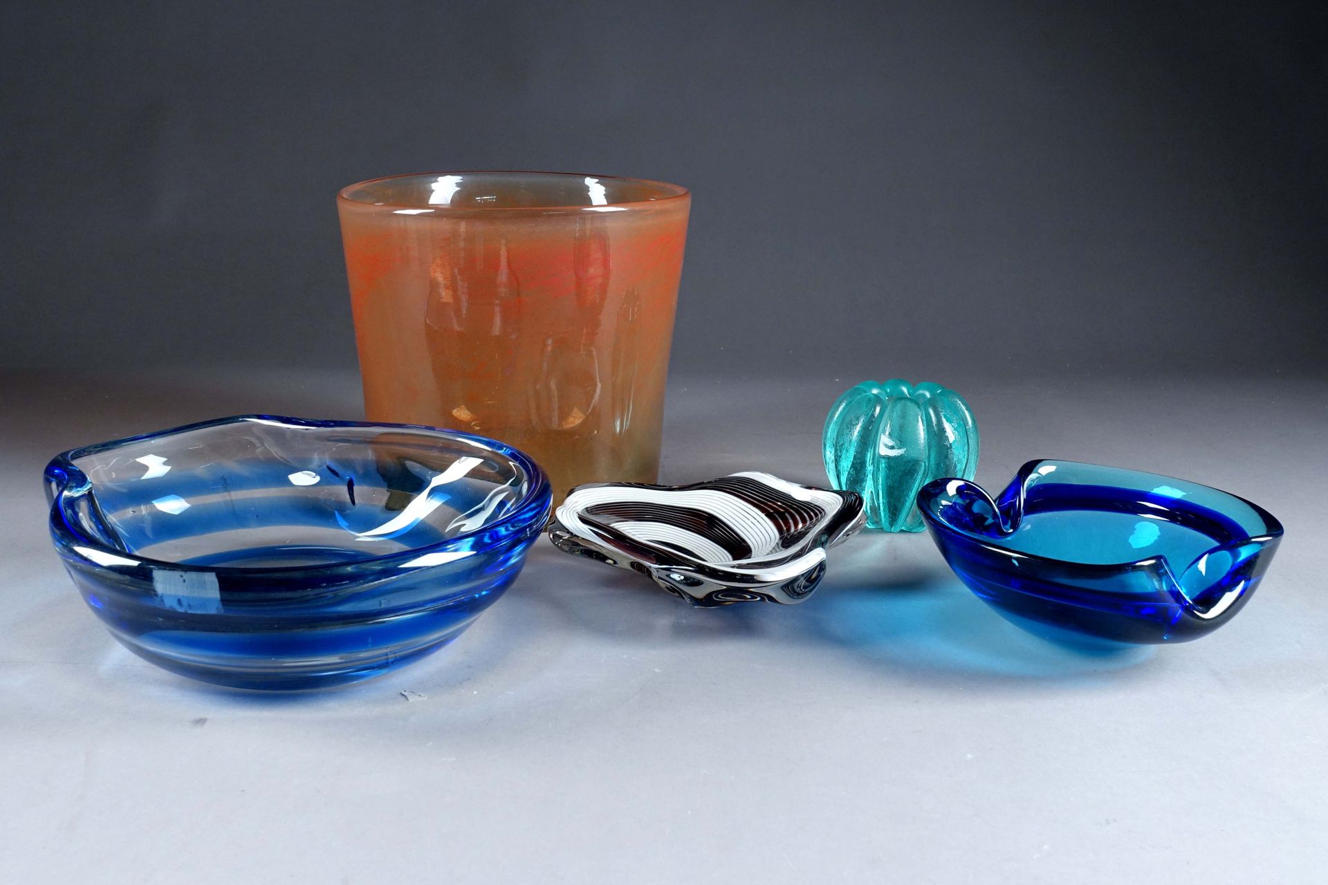 MURANO. 三个碗（长18至30厘米），一个带肋烛台（高：9厘米）和一个大花瓶（高：21厘米）。有内含物的彩色玻璃。状态：无缺损。