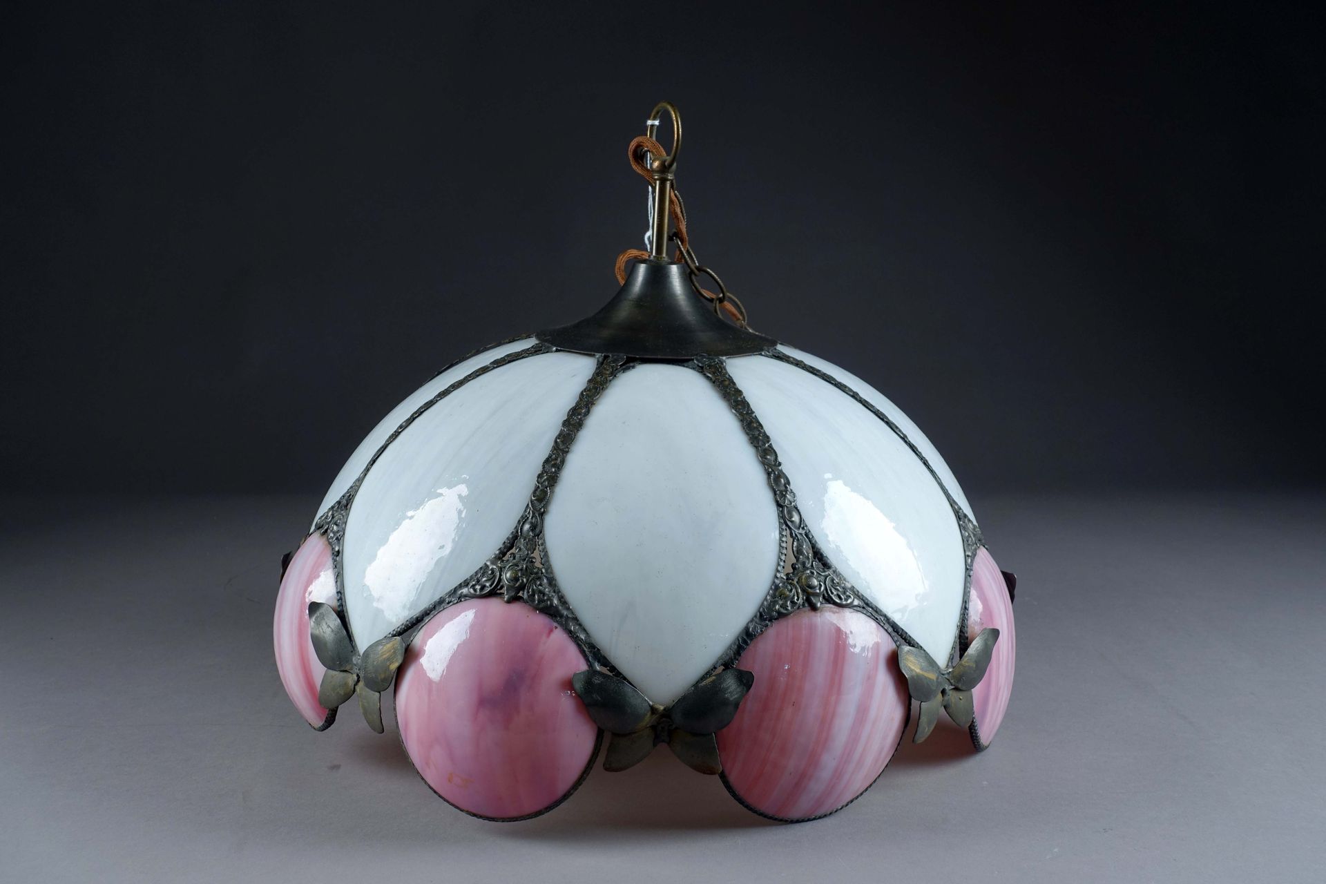 Suspension Art Nouveau. 粉红色和乳白色的狨猴玻璃帽。框子是铜化金属的，上面有蝴蝶的图案。直径：42厘米。状态 : 无事故。