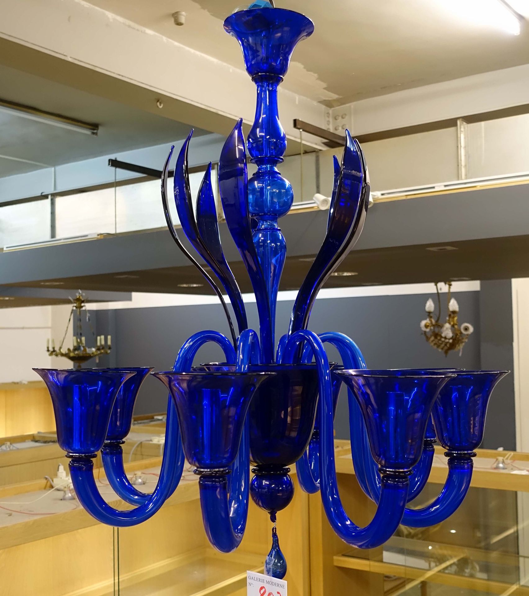 Lustre contemporain, vénitien. 八盏灯，蜿蜒的手臂由一个带有长弯掌的碗托着。栏杆轴。钴蓝色的有色玻璃。高度：95厘米 - 直径：7&hellip;