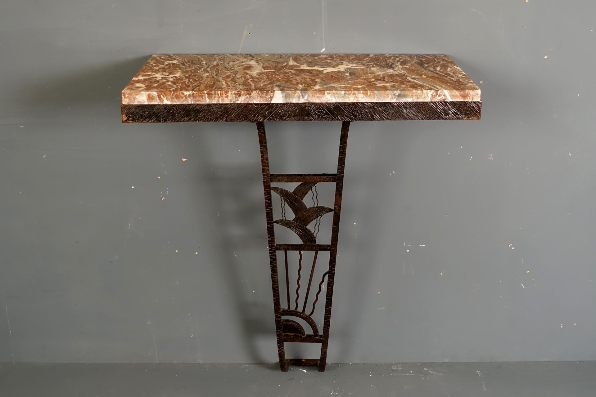 Console Art Déco. Top of a red marble with white veins. Straight belt. Openwork &hellip;