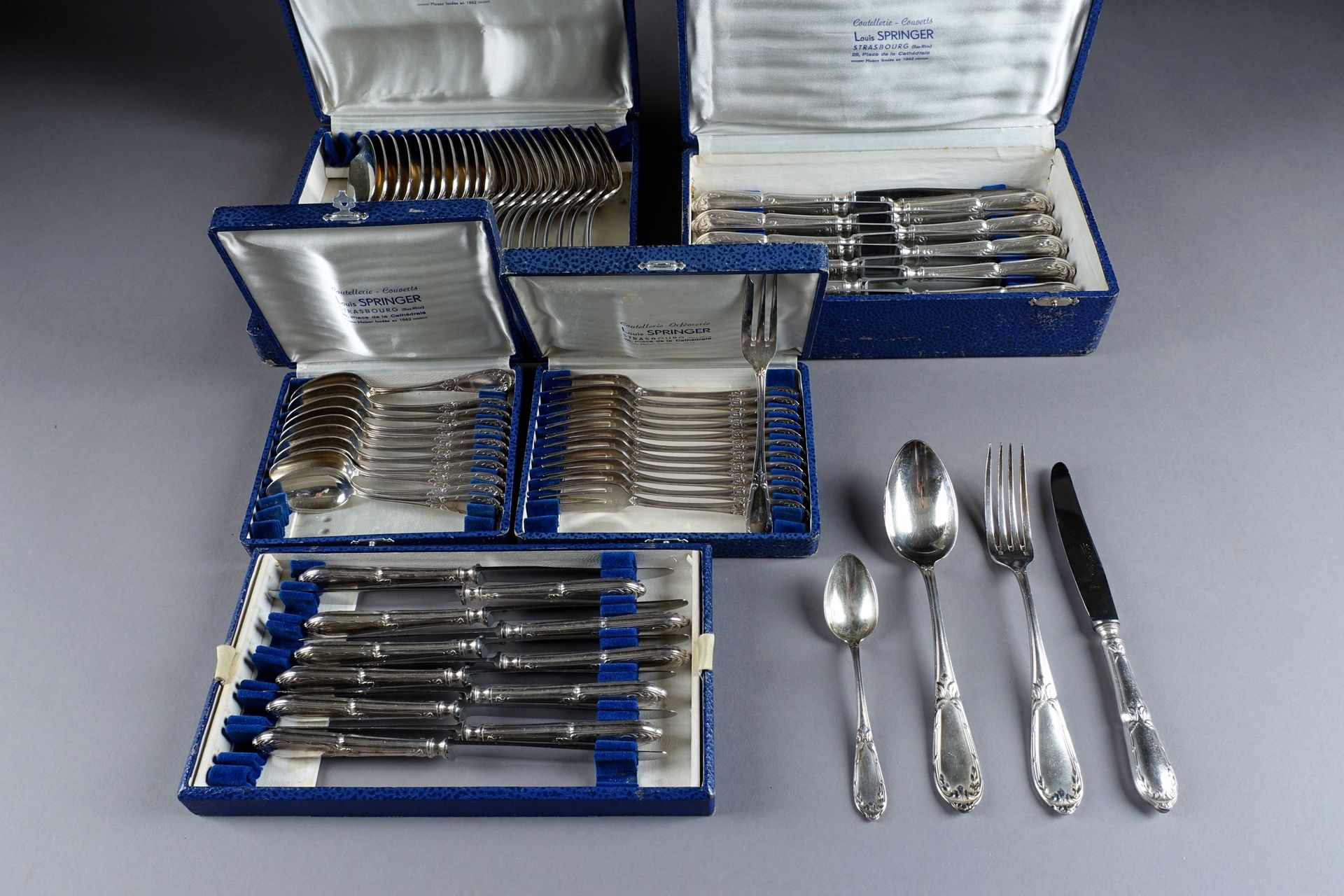 Ménagère pour douze personnes. It presents twelve dinner forks, twelve soup spoo&hellip;