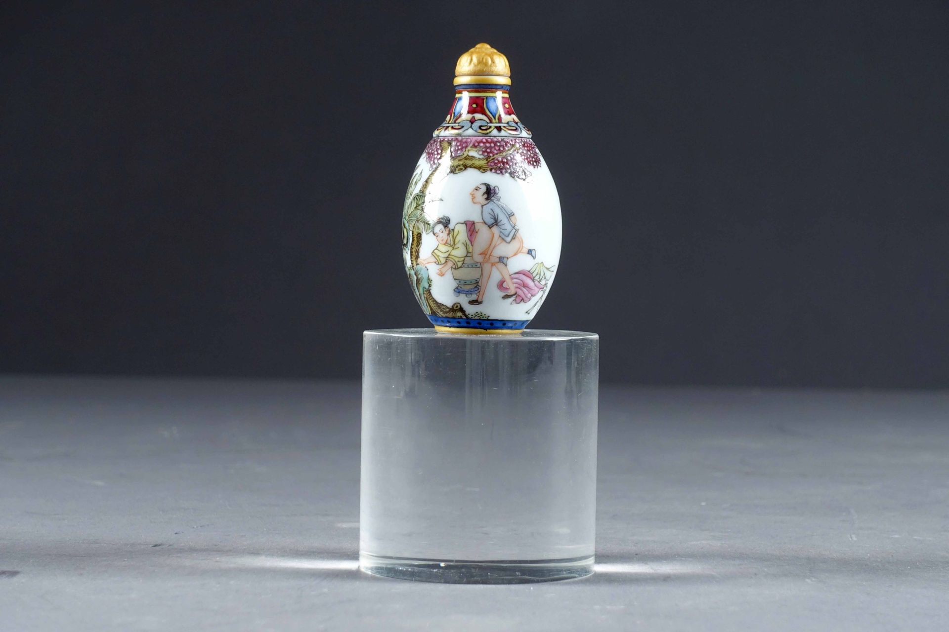 Vase couvert miniature, réticulé. Dit “Revolving vase“. Porcelaine de Chine à ém&hellip;
