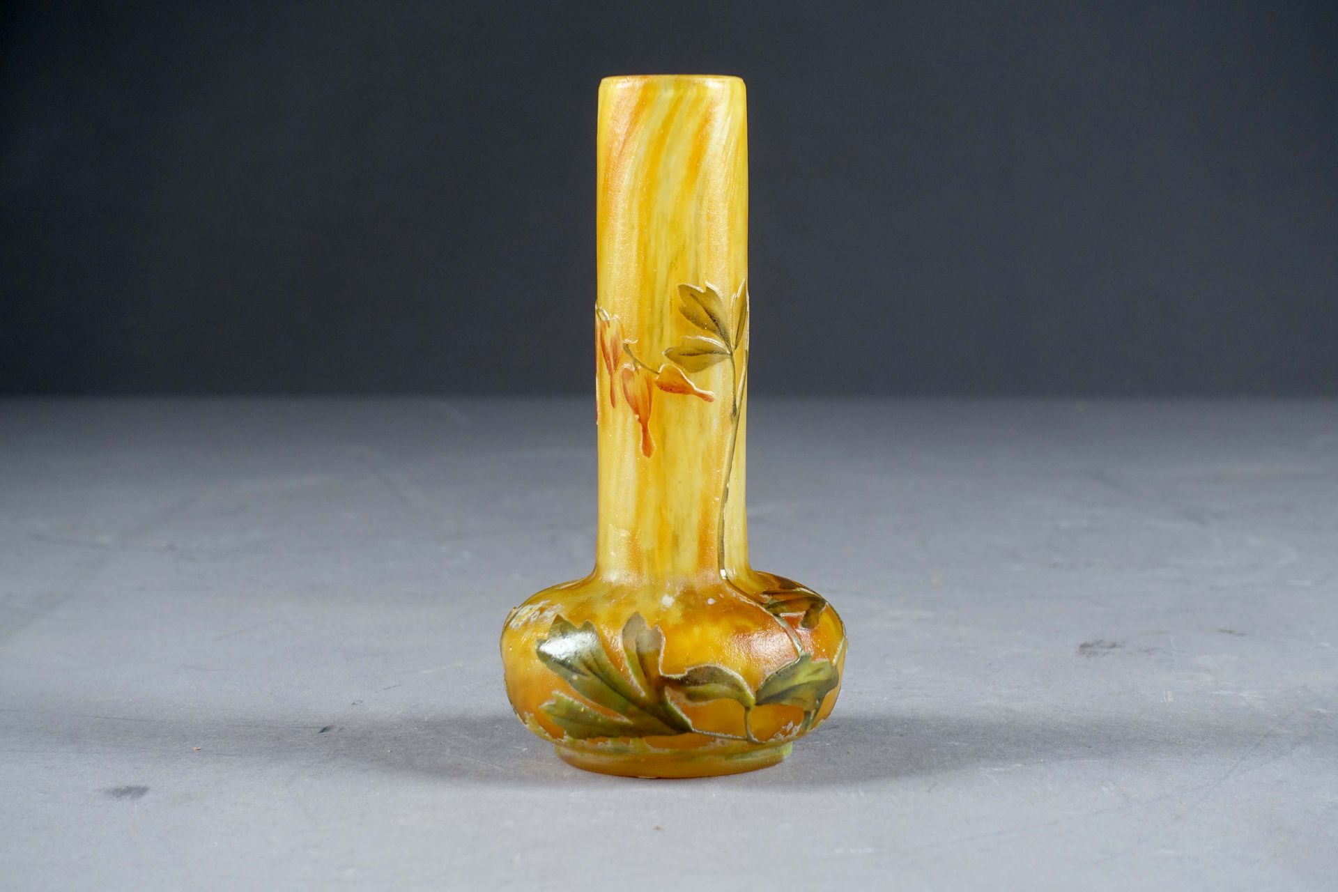 Daum, d’époque Art Nouveau. 黄色大理石花纹玻璃长管状颈部的小花瓶，装饰有多色珐琅的 "玛丽之心"。在装饰上签有 "Daum Nanc&hellip;