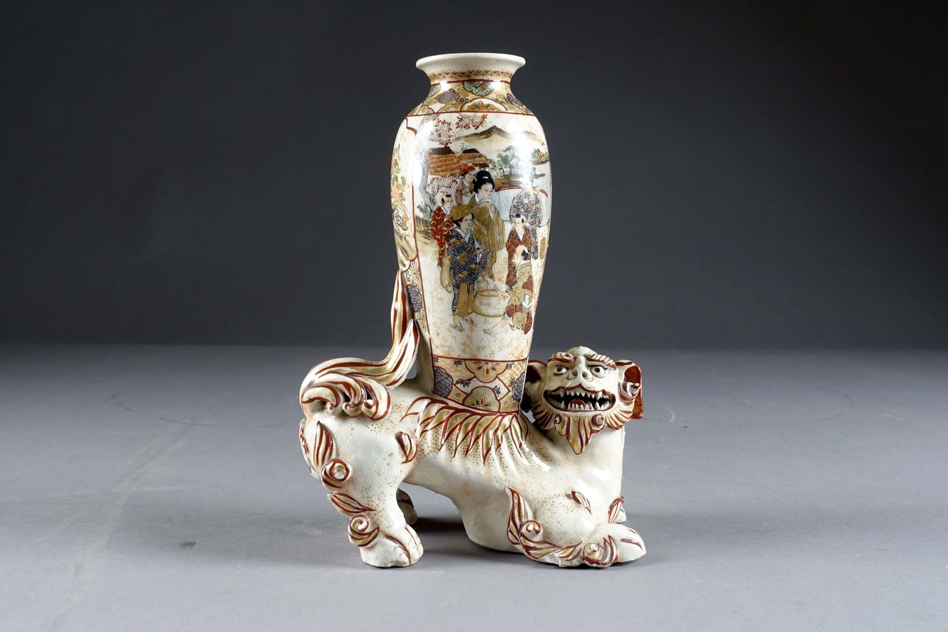 Satsuma. 石狮 "花瓶。精美的石器，釉上彩和镀金的多色釉，有村庄的场景，鸟和花，排列在储备。日本。约1900年。高度：23.5厘米。状态：无事故或修复。&hellip;