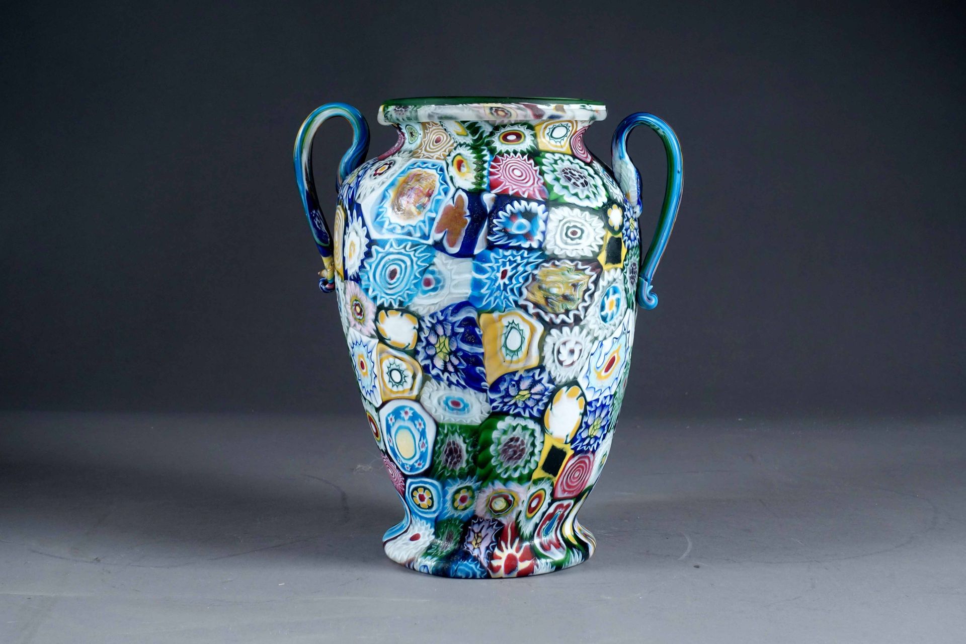 Fratelli Toso (1854-1983). 一个由Murrhins玻璃制成的大型millefiori花瓶，amphora形状，有应用手柄。威尼斯。高度&hellip;