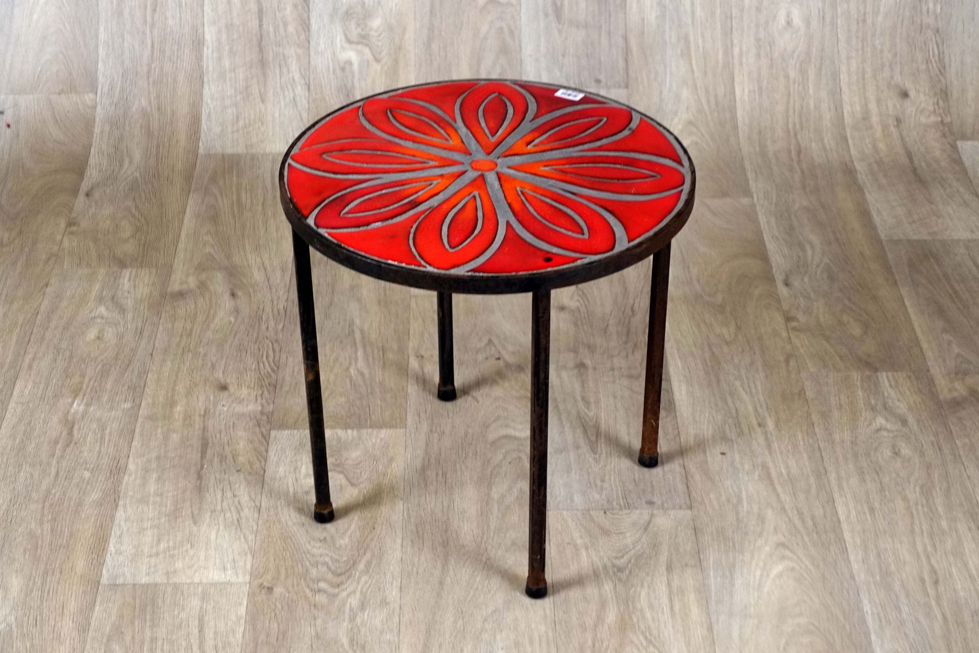 Maisy Parisot - Table d’Appoint. Ornée d’une céramique à décor d’un fleuron roug&hellip;