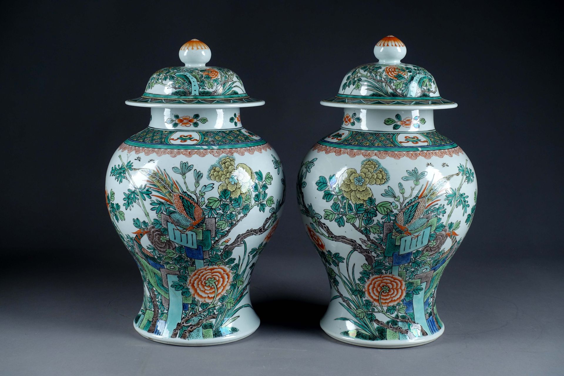 CHINE. A pair of Green Family covered pots, painted with a mirrored decoration o&hellip;