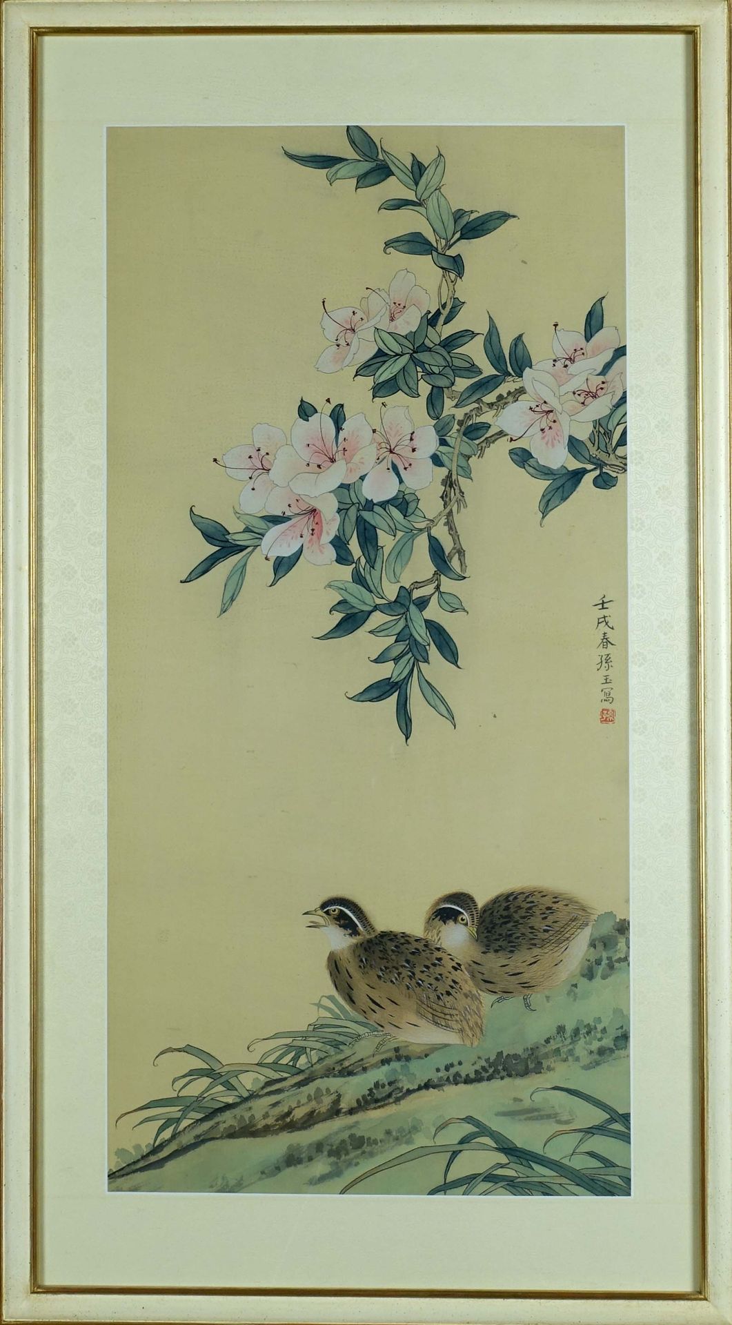 ECOLE CHINOISE. 一棵开花的灌木下有几只鹌鹑。水粉画在织物上。尺寸：80 x 39 cm - 带框：102 x 55 cm。