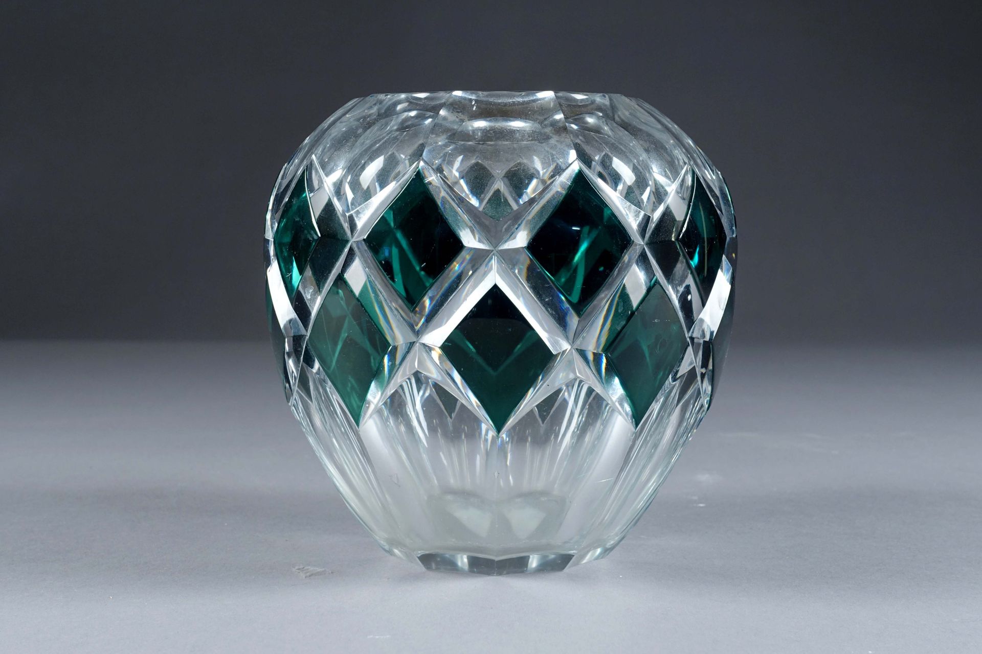 Val-Saint-Lambert. 卵形花瓶。厚实的无色水晶，绿色覆盖层，切割出菱形的楣形。高度：15厘米。状态：无事故，无破损。