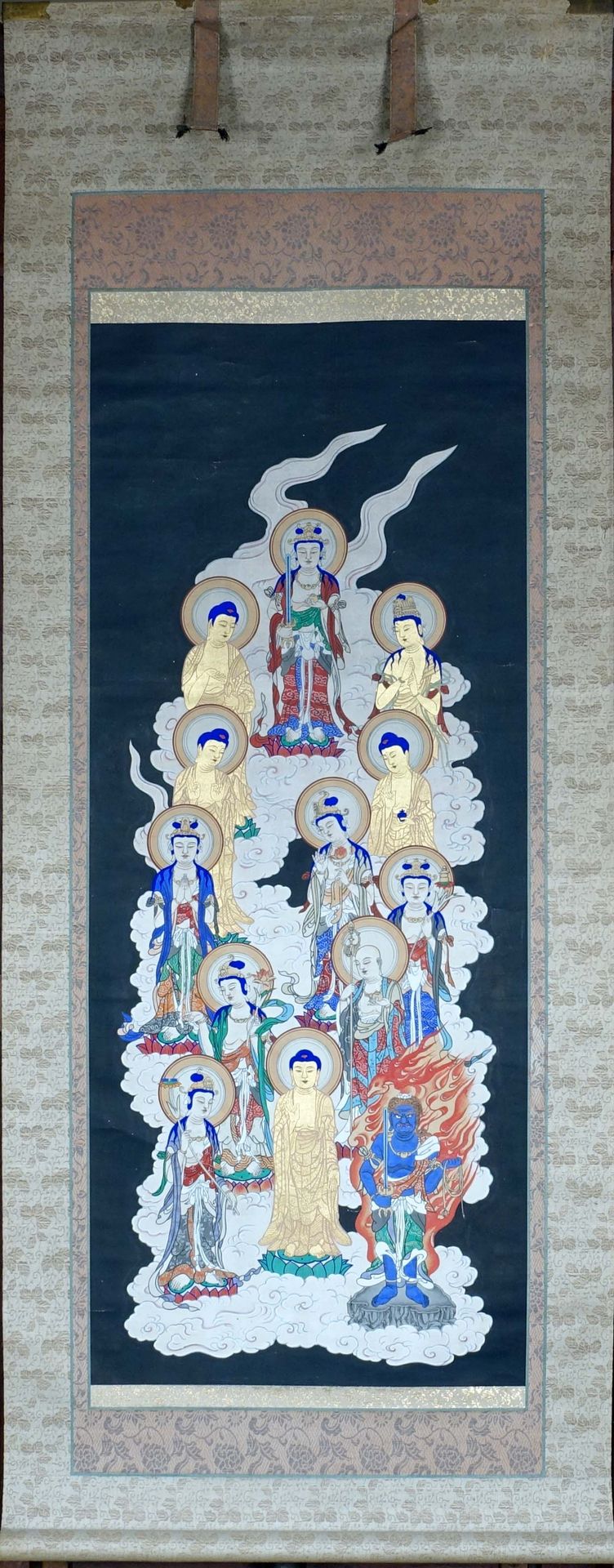Kakemono. 在黑色背景上描绘了十三尊真言宗佛像。水粉画在纸上，以丝绸为边。日本。20世纪。水粉画的尺寸：100 x 41厘米 - 卷轴的尺寸：147 x&hellip;