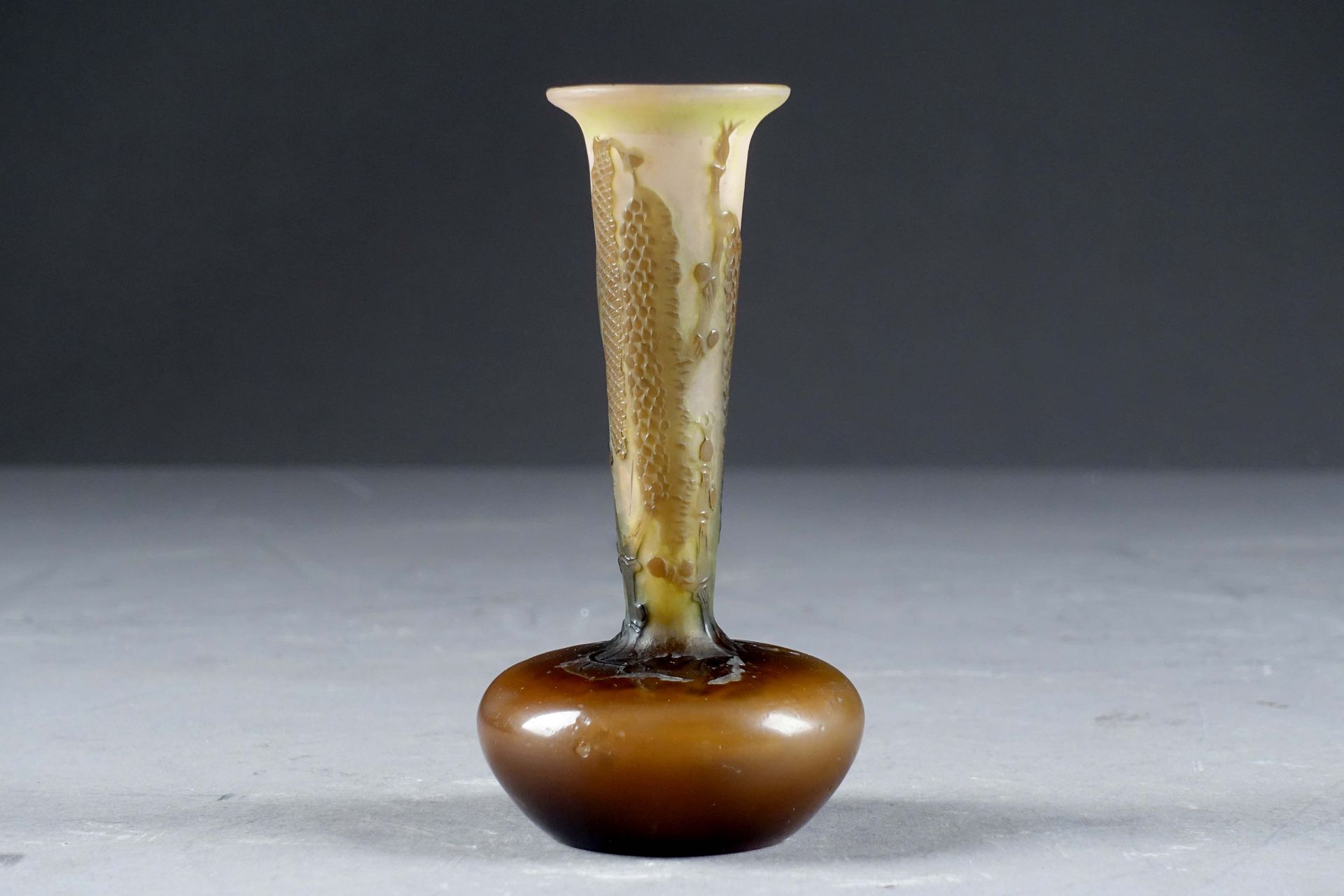 GALLE. Kleine Vase mit Erlenholzchatons, abgeflachtem Bauch und Trompetenhals, m&hellip;