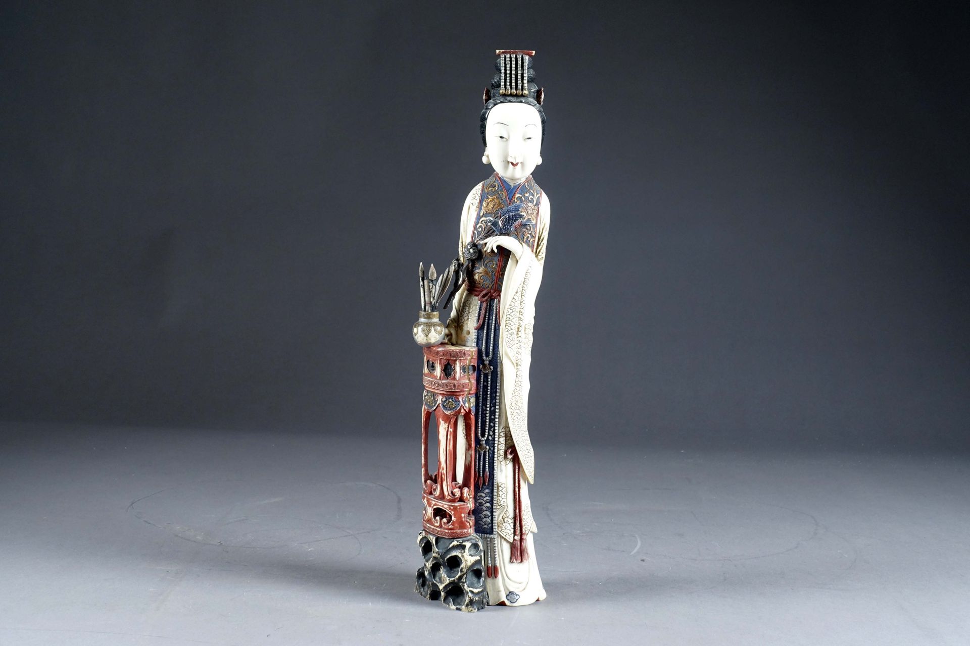 Dame de Cour. 描绘的是站在一个边桌旁边，上面放着一个刷子锅。雕刻的，雕刻的和多色的象牙。中国艺术。19世纪末/20世纪初。高度：41厘米。状态：轻&hellip;