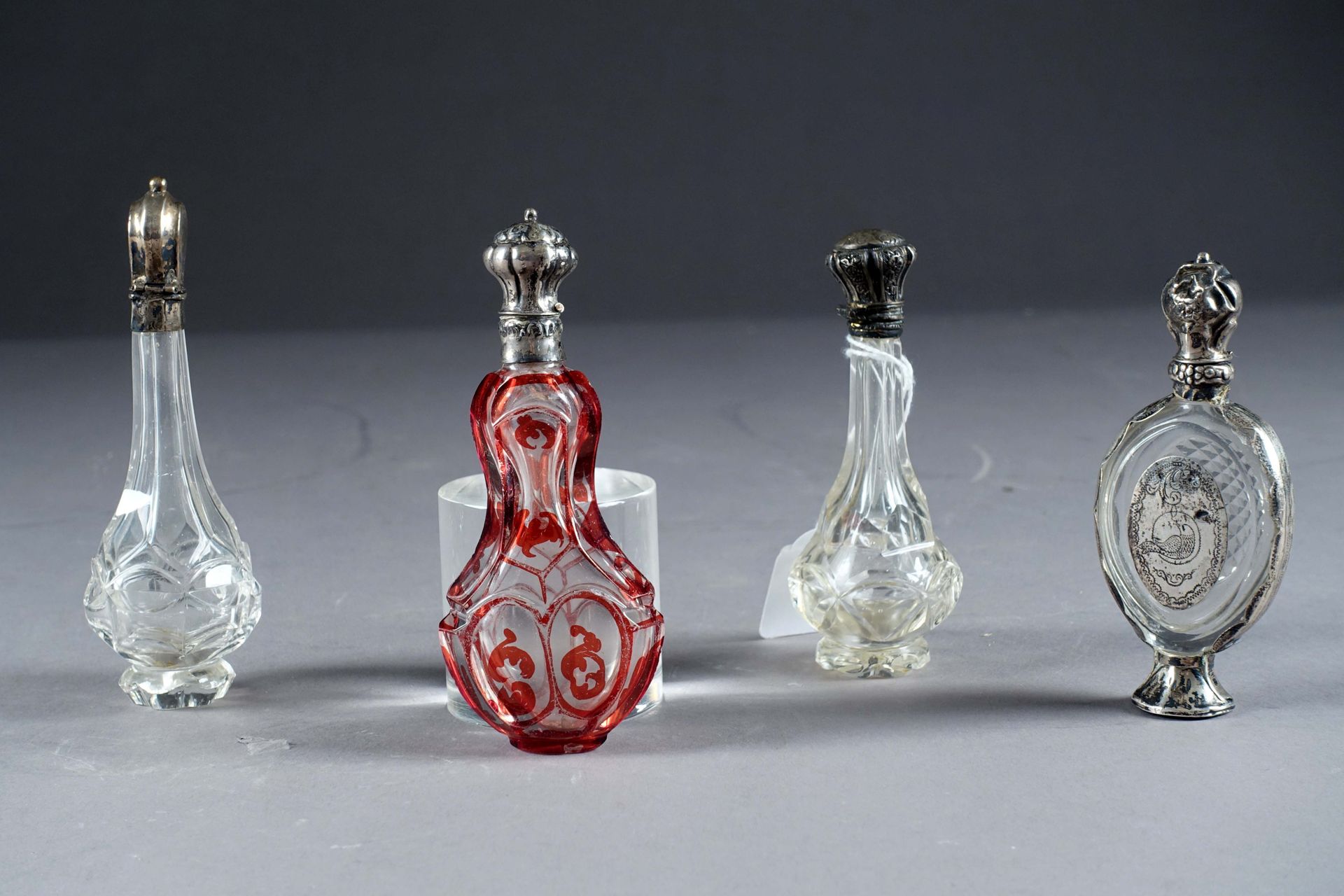 Collection de quatre flacons à sels. 无色水晶，覆有红色，切割。银色的塞子。19世纪。高度：10至12厘米。状态 : 无事故&hellip;