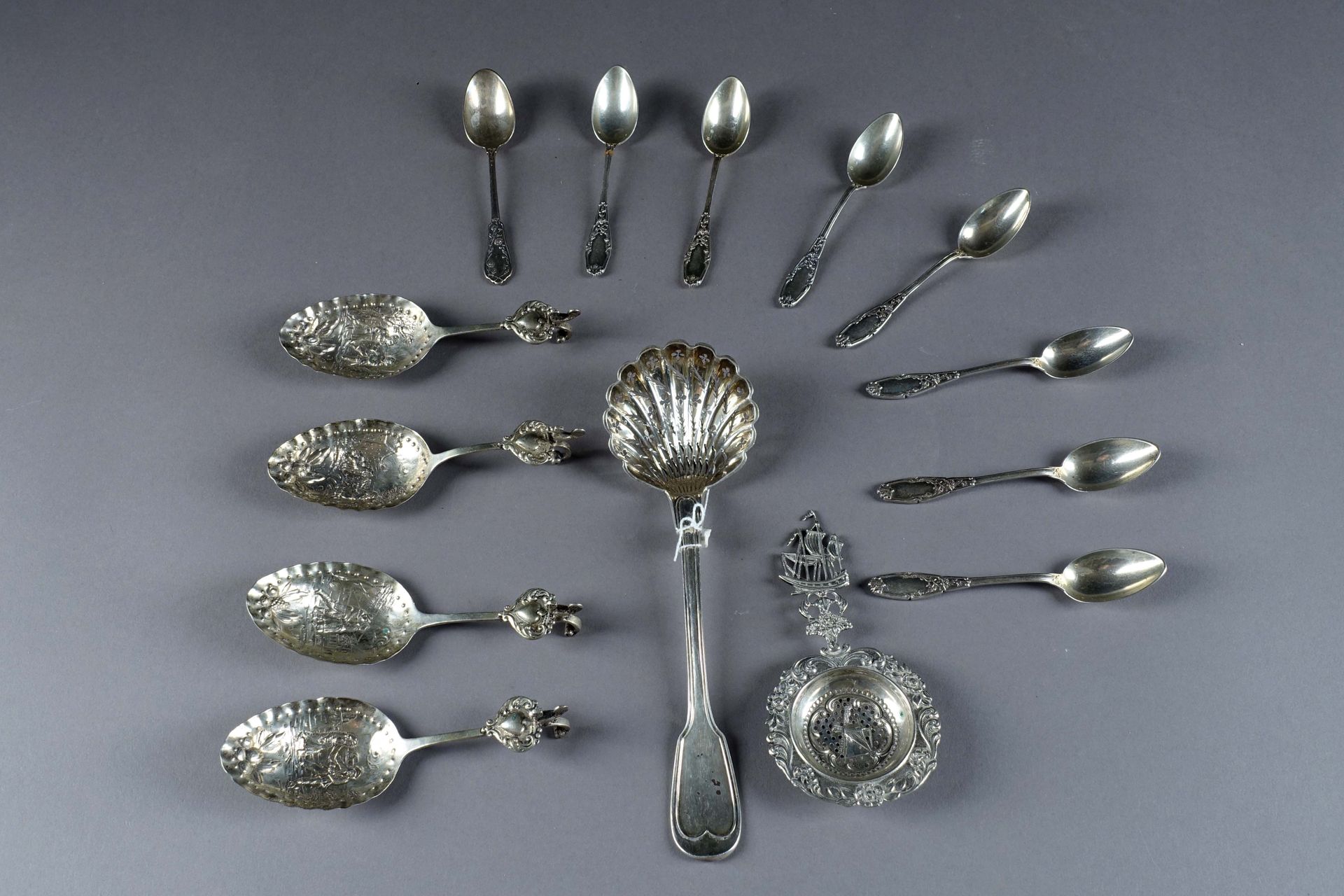Lot de cuillères et un passe-thé. Engraved and embossed silver. Various hallmark&hellip;