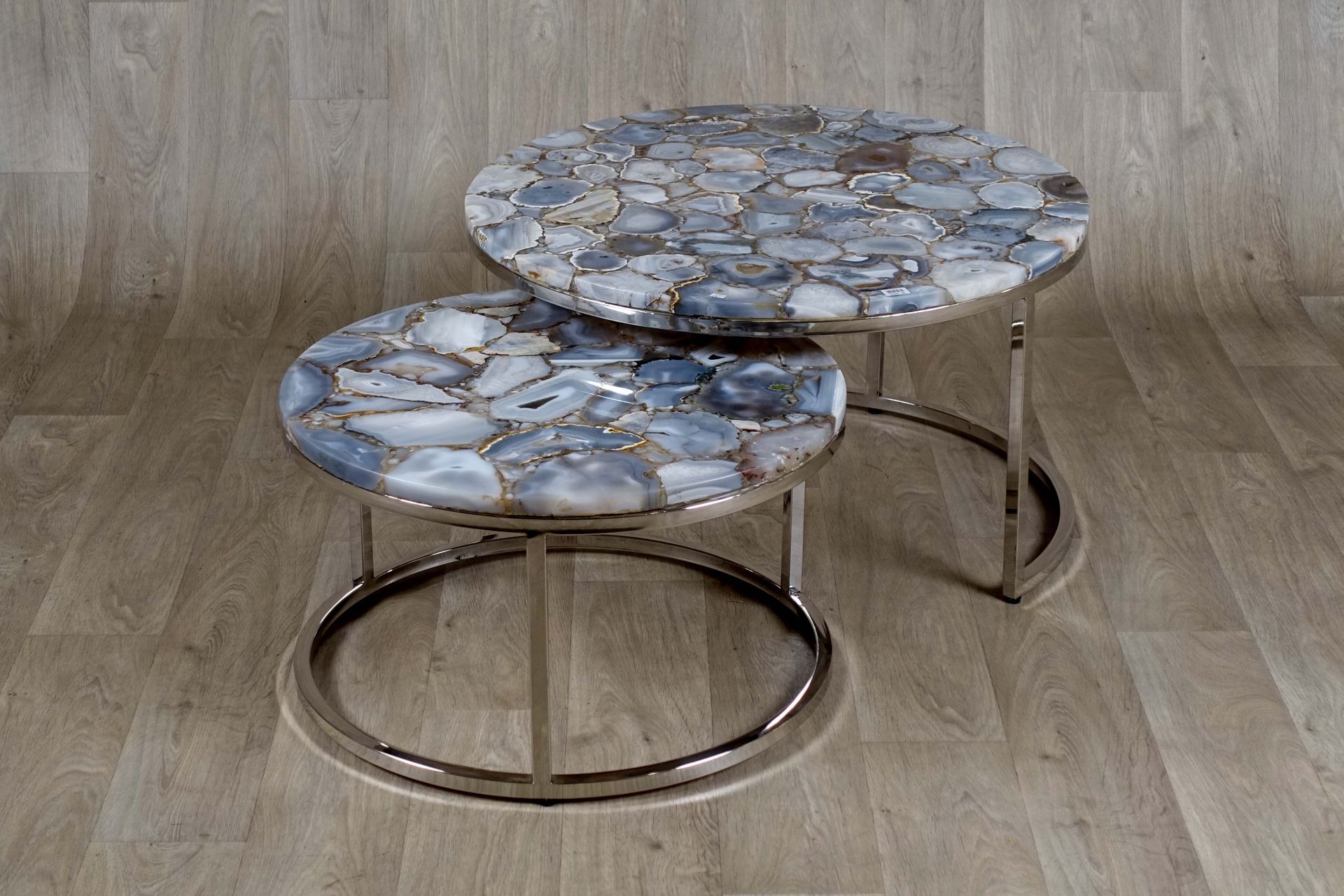 Paire de Tables gigognes. 圆形，有玛瑙片制成的架子。镀铬金属腿。当代工作。尺寸：45 x 80 x 80厘米。