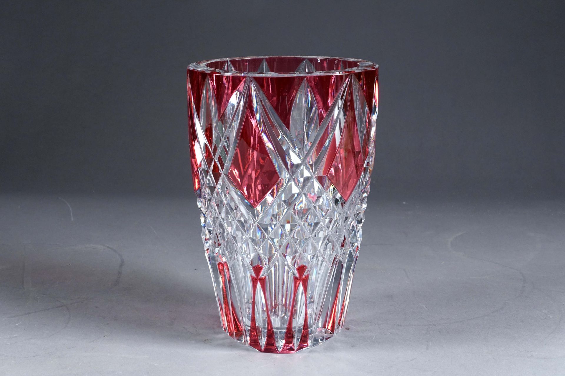 Val-Saint-Lambert. Vase. Epais cristal incolore, doublé rouge, taillé. Hauteur :&hellip;