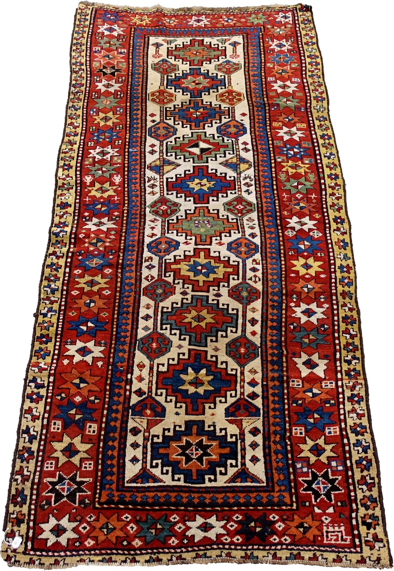 Tapis Caucase-Kazak. 背景清晰，有一连串带钩的十个奖章。星形的边框，有三条带子。尺寸：280 x 122厘米。