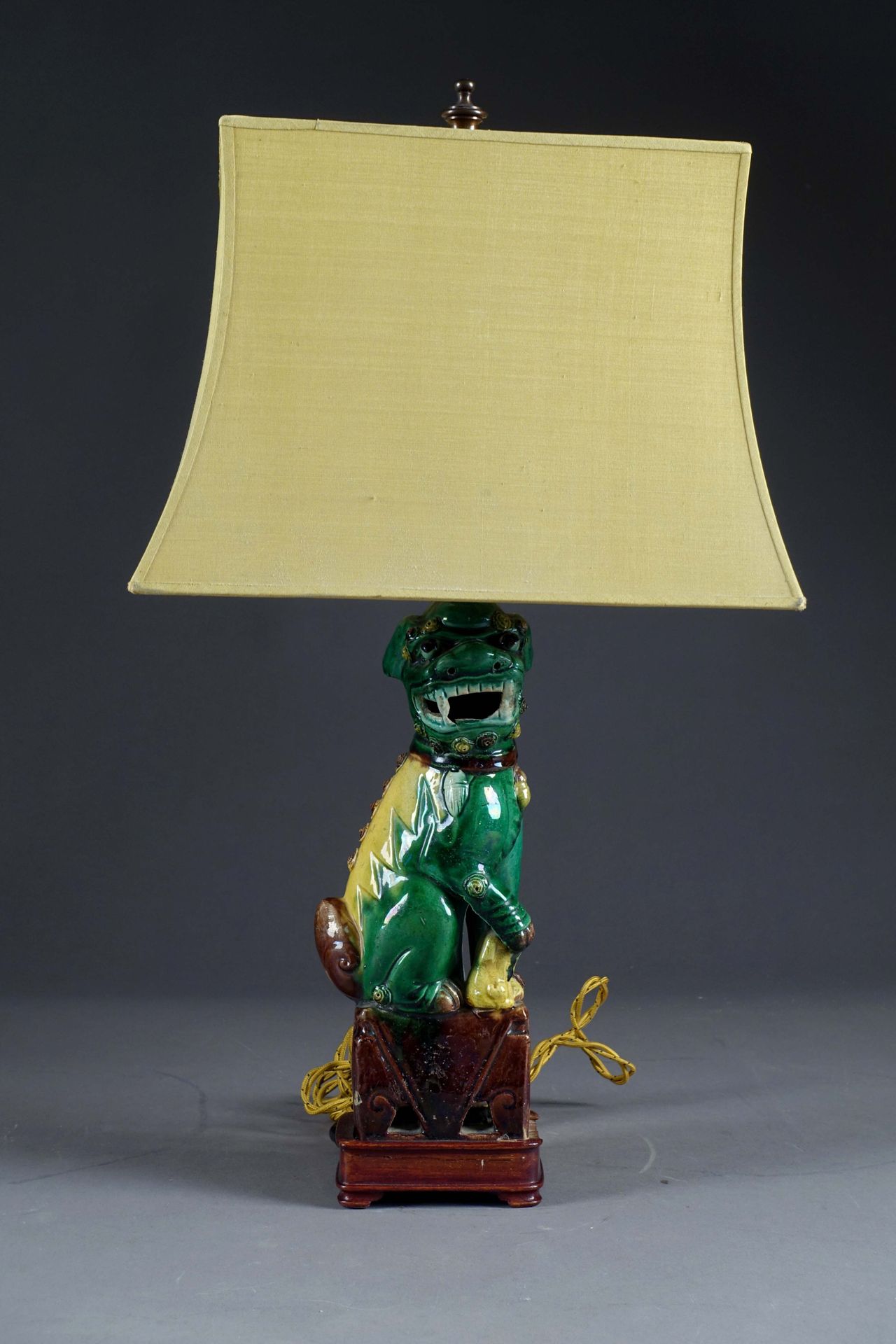 Lion de Fô. 中国瓷器与三彩珐琅。作为一盏灯安装。高度：50厘米。