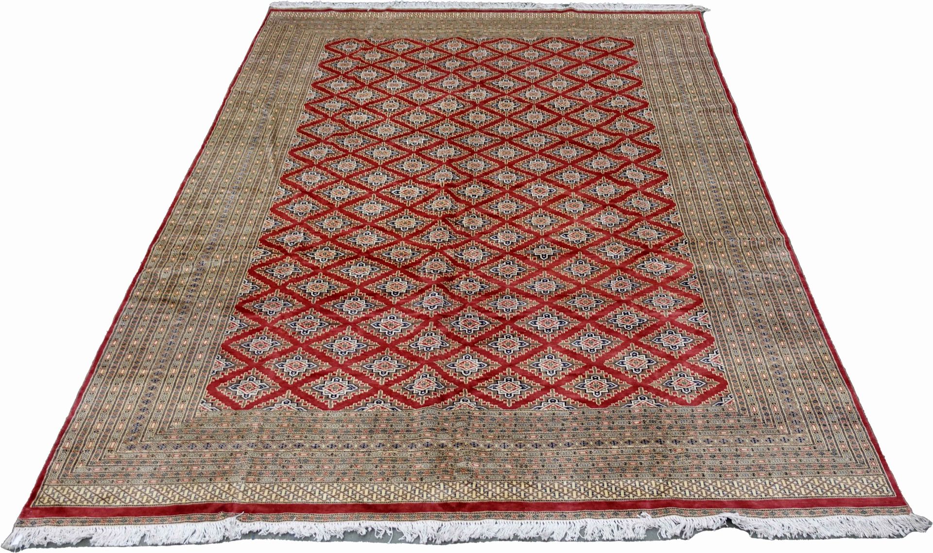 Tapis Pakistan. Großes rotes Gitterwerk, das von einer Vielzahl von Medaillons z&hellip;