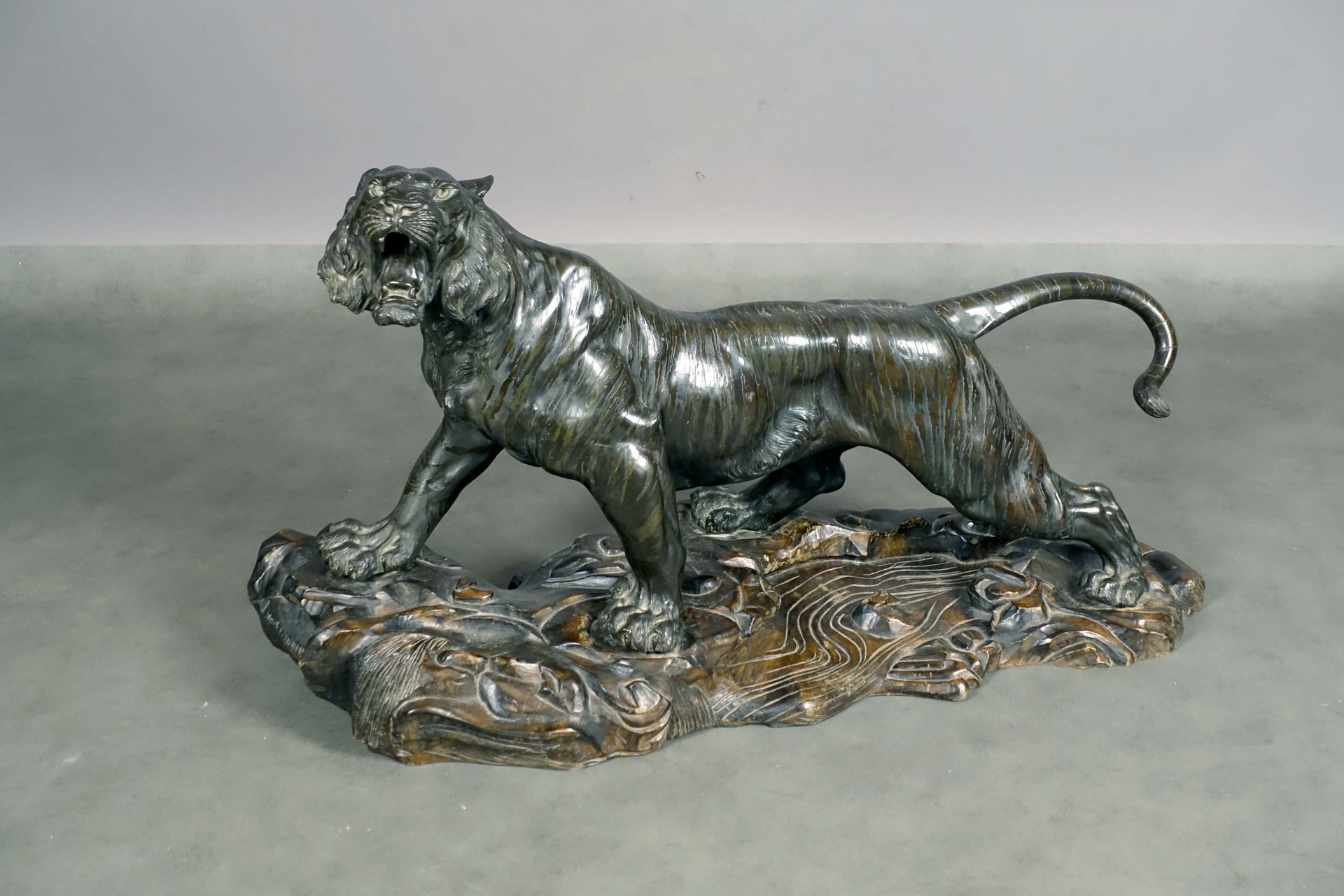 Le Tigre. Majestätische Darstellung eines Tieres, das in einer bedrohlichen Halt&hellip;