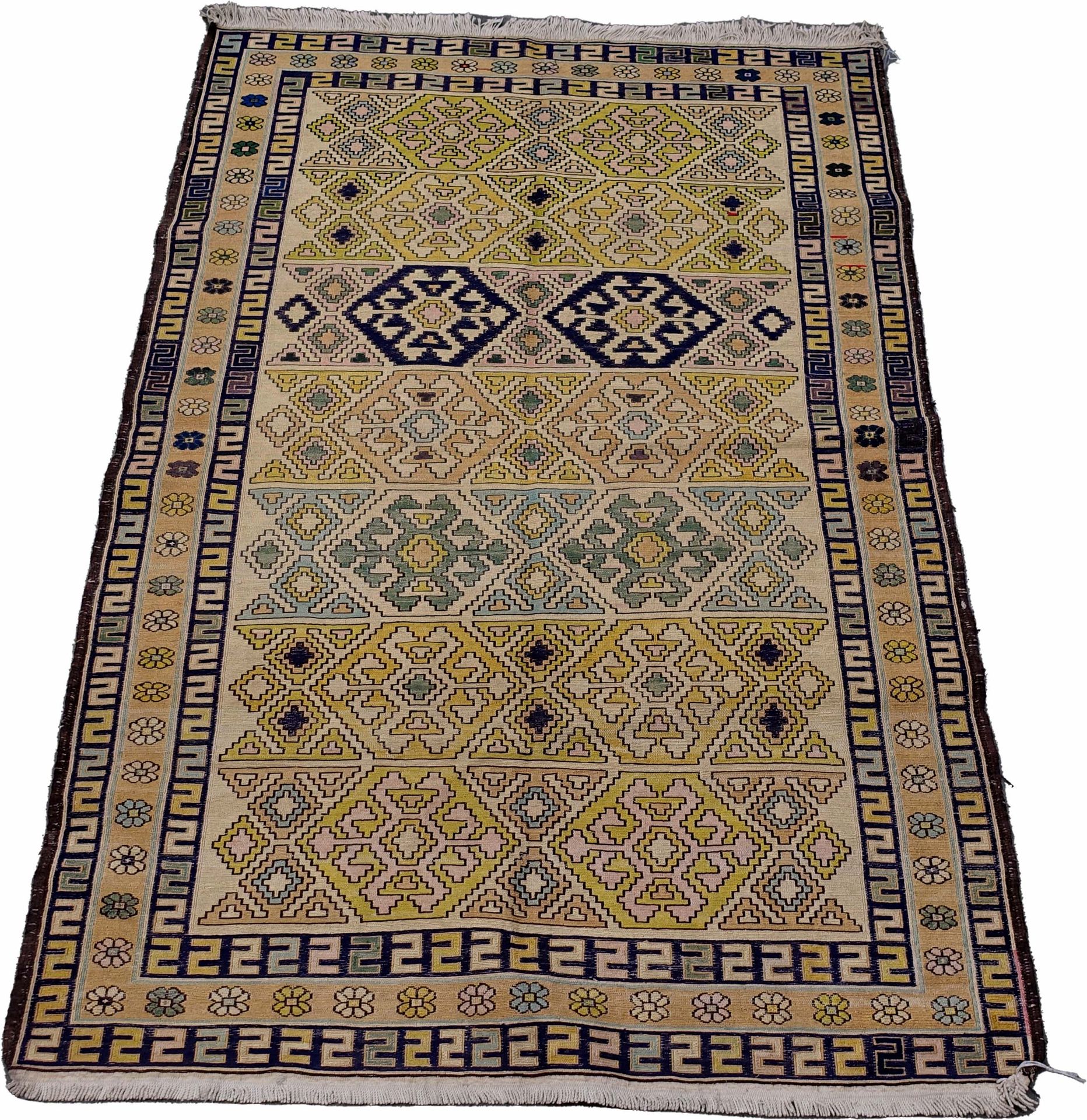 Carpette Soumak. 背景是浅色的，有钩状的奖章。三层带状边界。尺寸：190 x 120厘米。