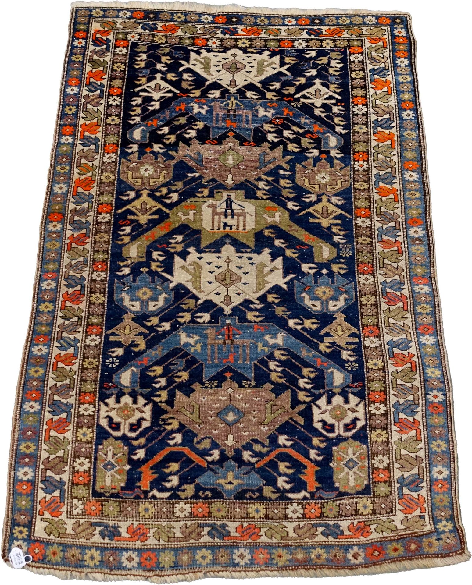 Carpette Caucase-Shirvan. Le fond, bleu nuit, présente des médaillons découpés e&hellip;