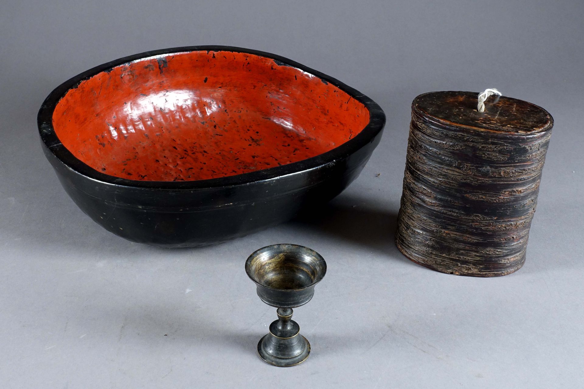 Ancienne Boîte à beurre tibétaine. 覆盖着牦牛皮的木头和一个覆盖着红黑漆的中国大杯子。盒子的高度：14厘米，杯子的高度：31 &hellip;