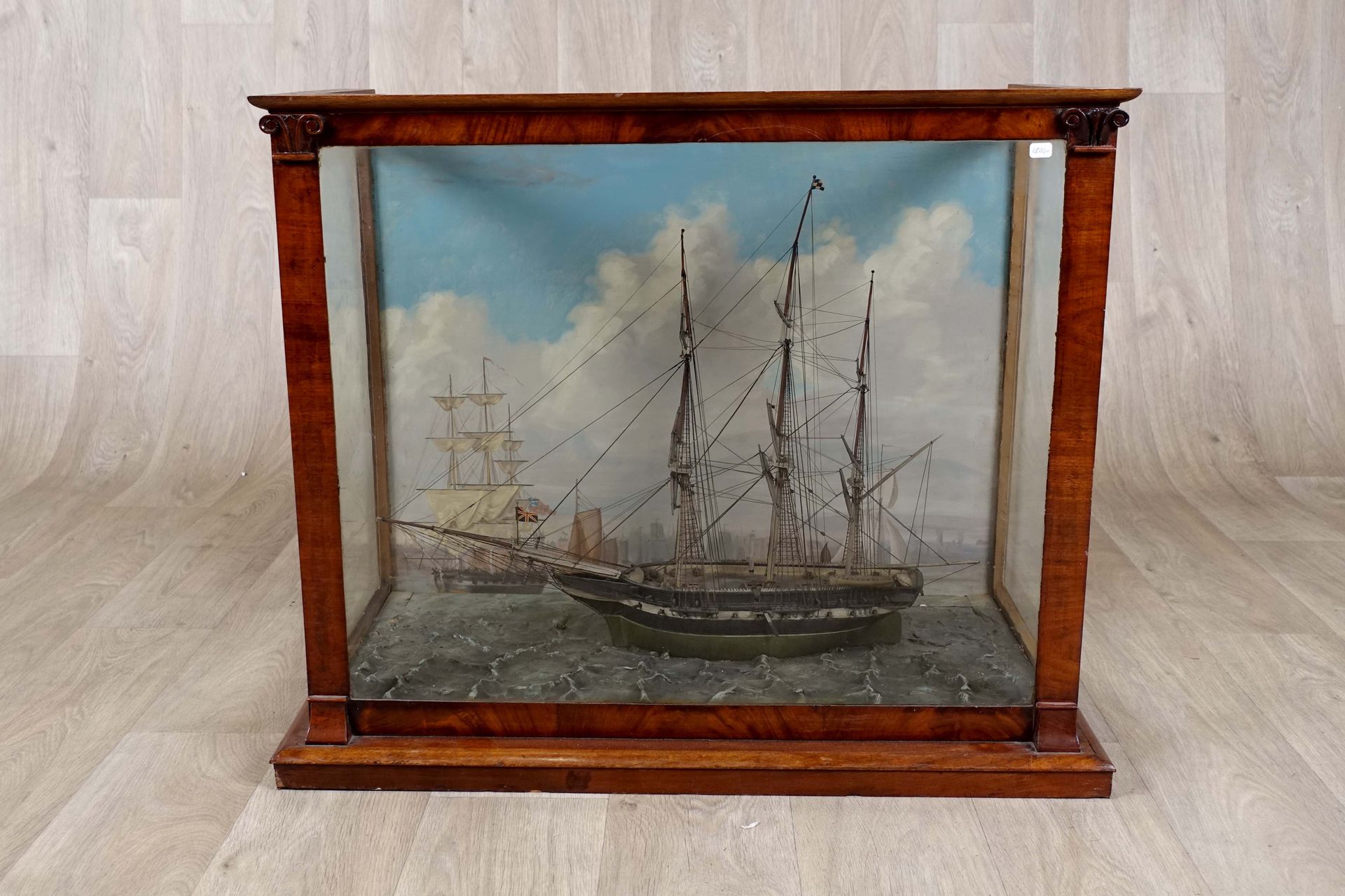 Maquette d’un voilier à trois-mâts. Présentée dans un diorama avec vue portuaire&hellip;