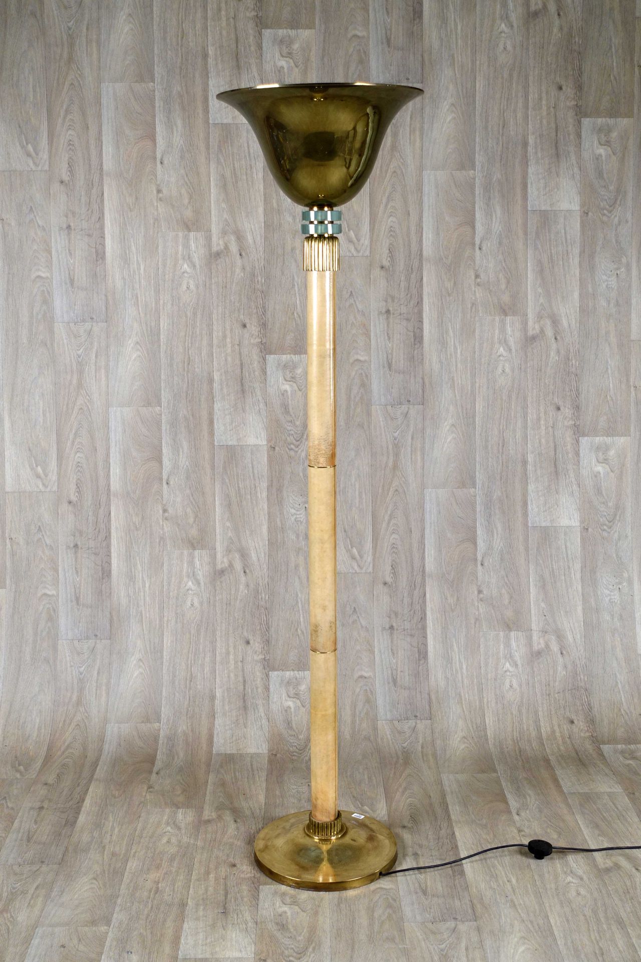 Jean Perzel (attribué à). Lámpara de pie Art Decó con reflector que descansa sob&hellip;