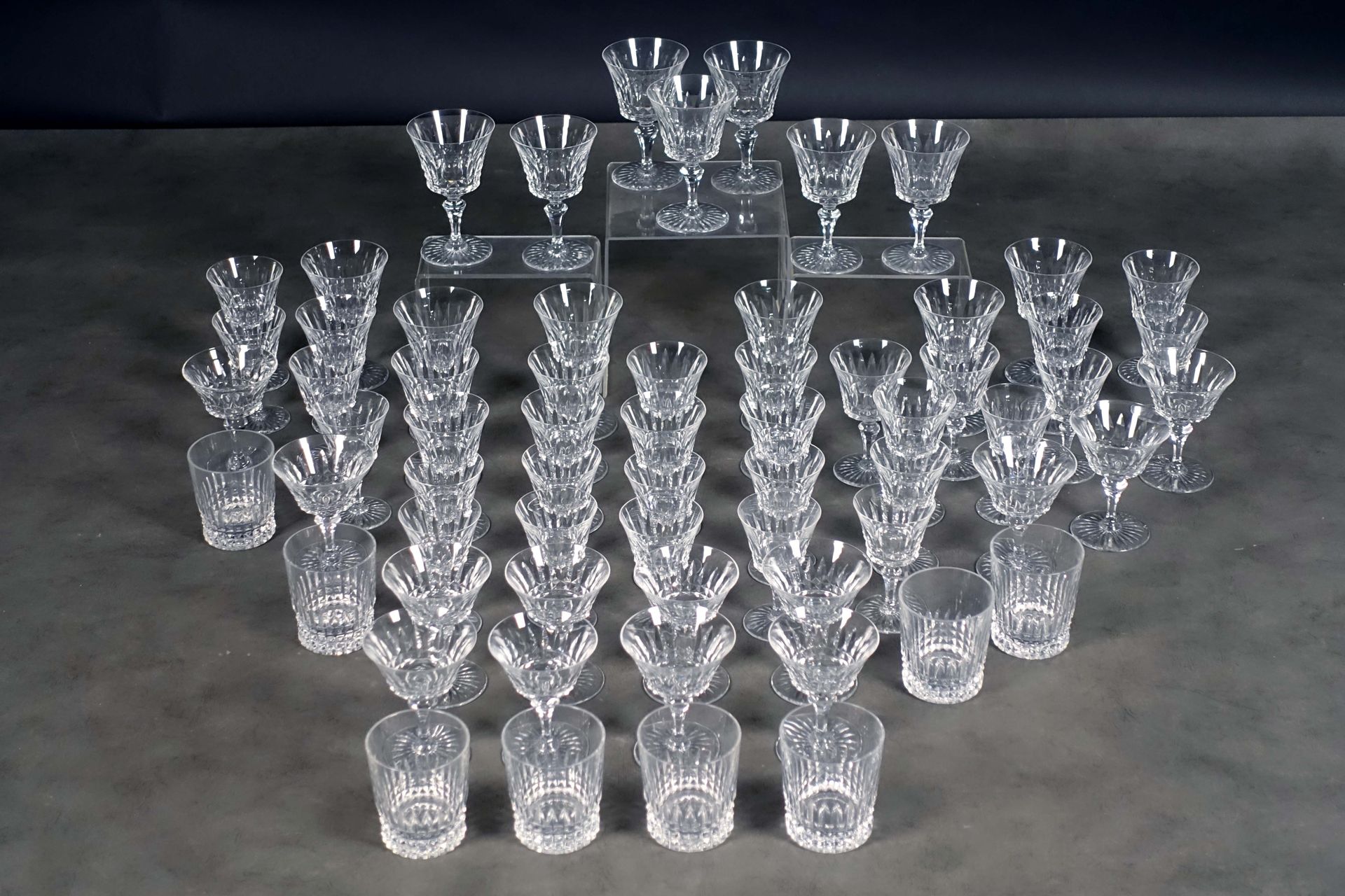 Baccarat (cristallerie de). Important service de verres du modèle Buckingham. Il&hellip;